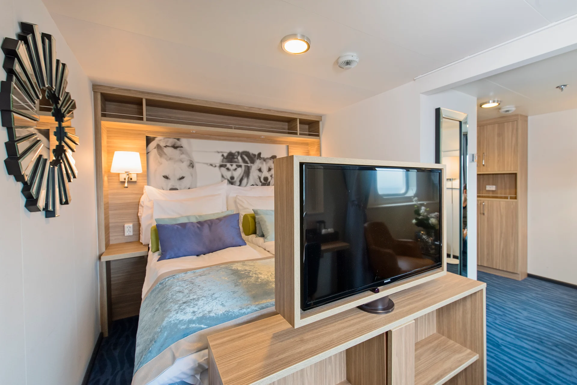 MS Nordkapp Expedition Suite Q2 Bed and TV