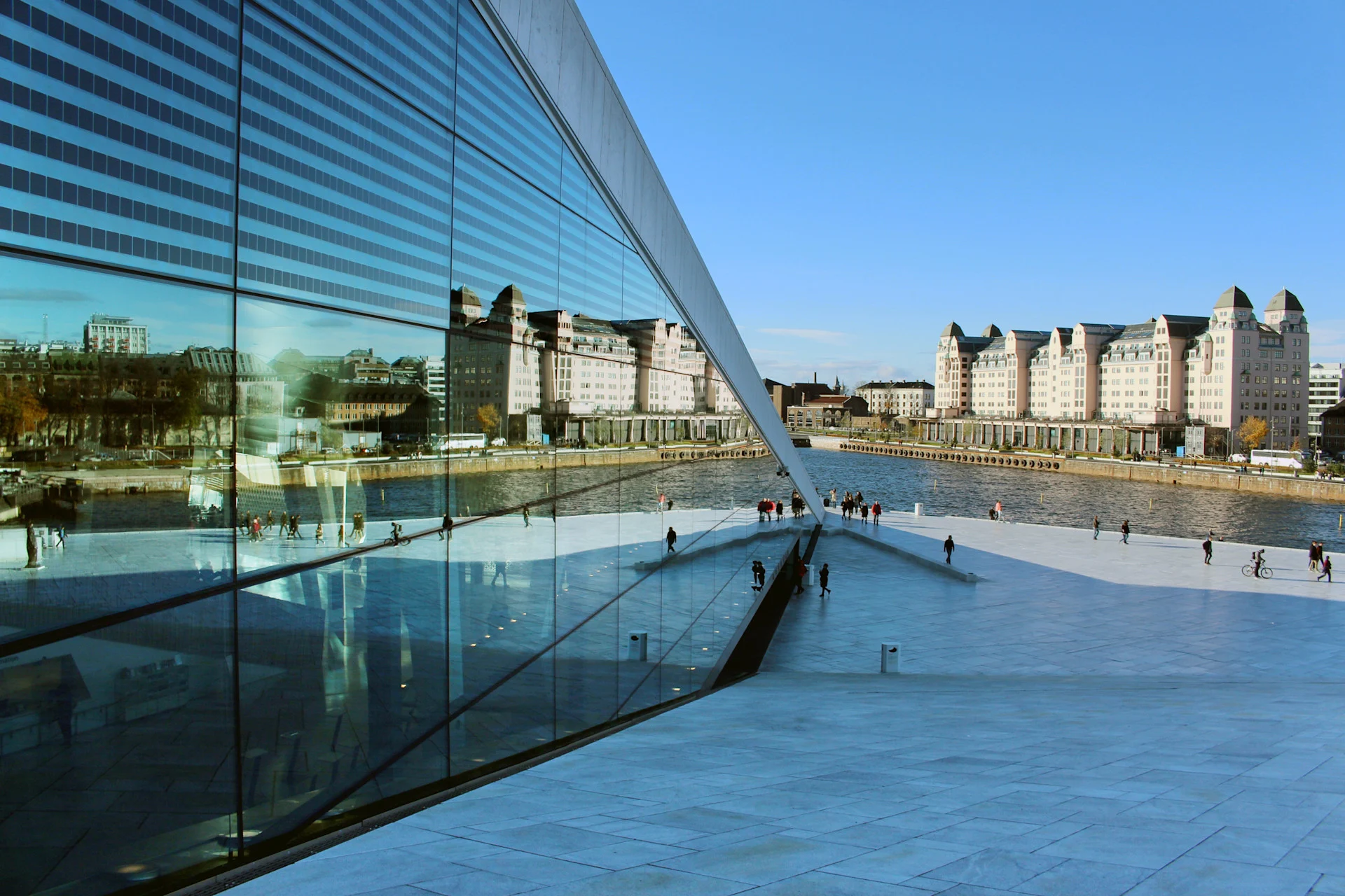 oslo-894947-AlexvonGutthenbach-Lindau-Pixabay-EDIT