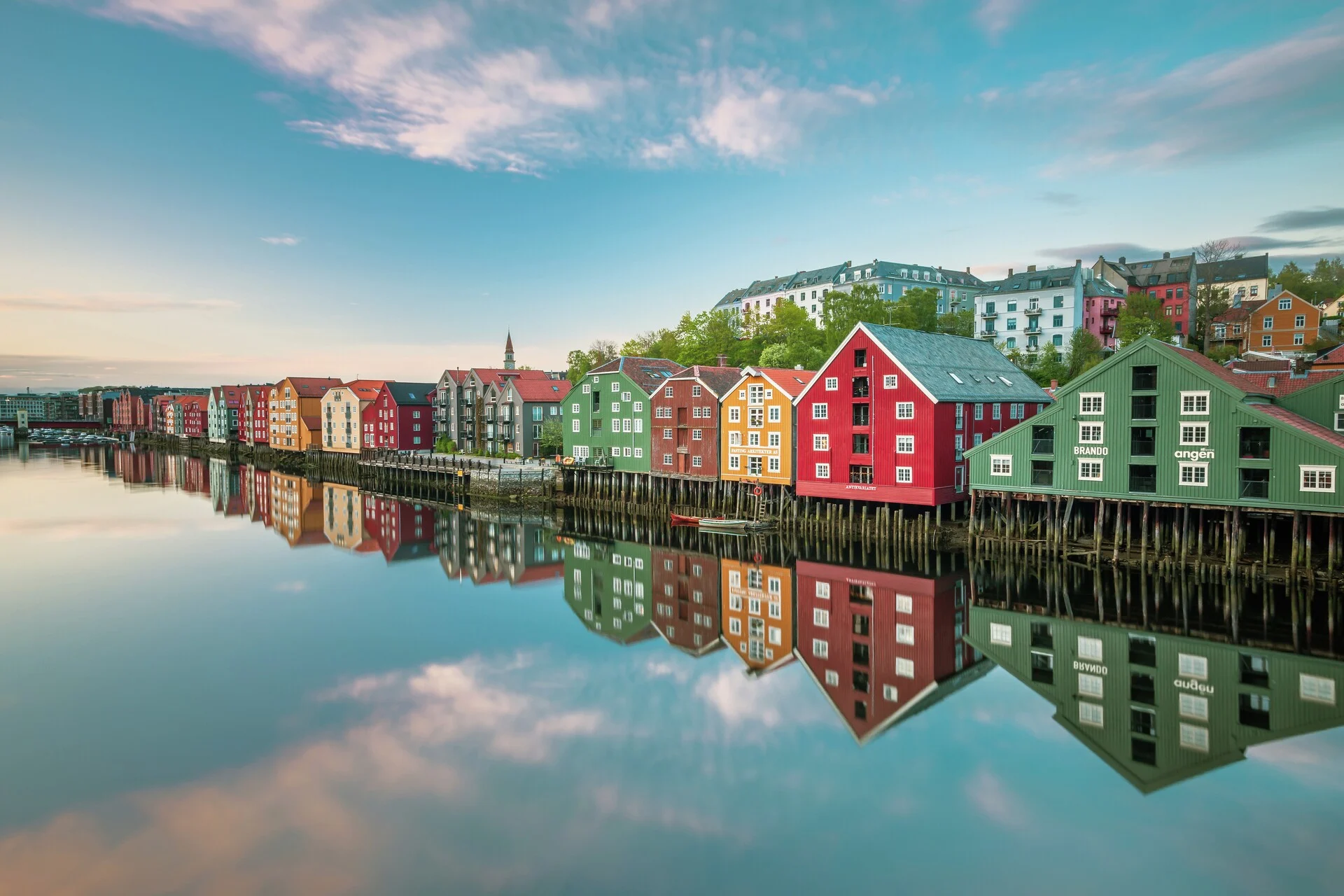 Maisons colorées sur la rivière Nid dans la ville portuaire norvégienne de Trondheim