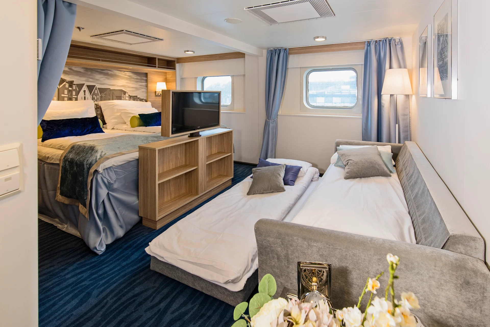 MS Nordkapp Expedition Suite Q4 Lounge with Additional Bed