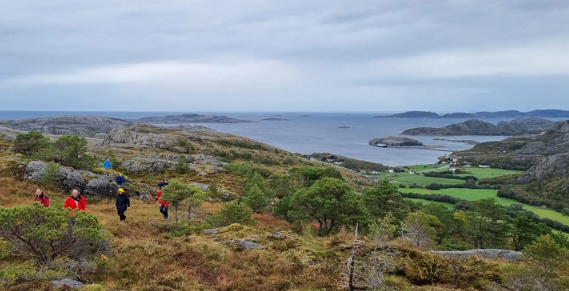 hikers-storskardheia-mountain-bessaker