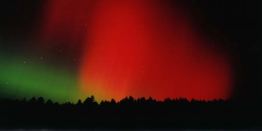 Der rote Himmel: aurora borealis über Bayern, Deutschland