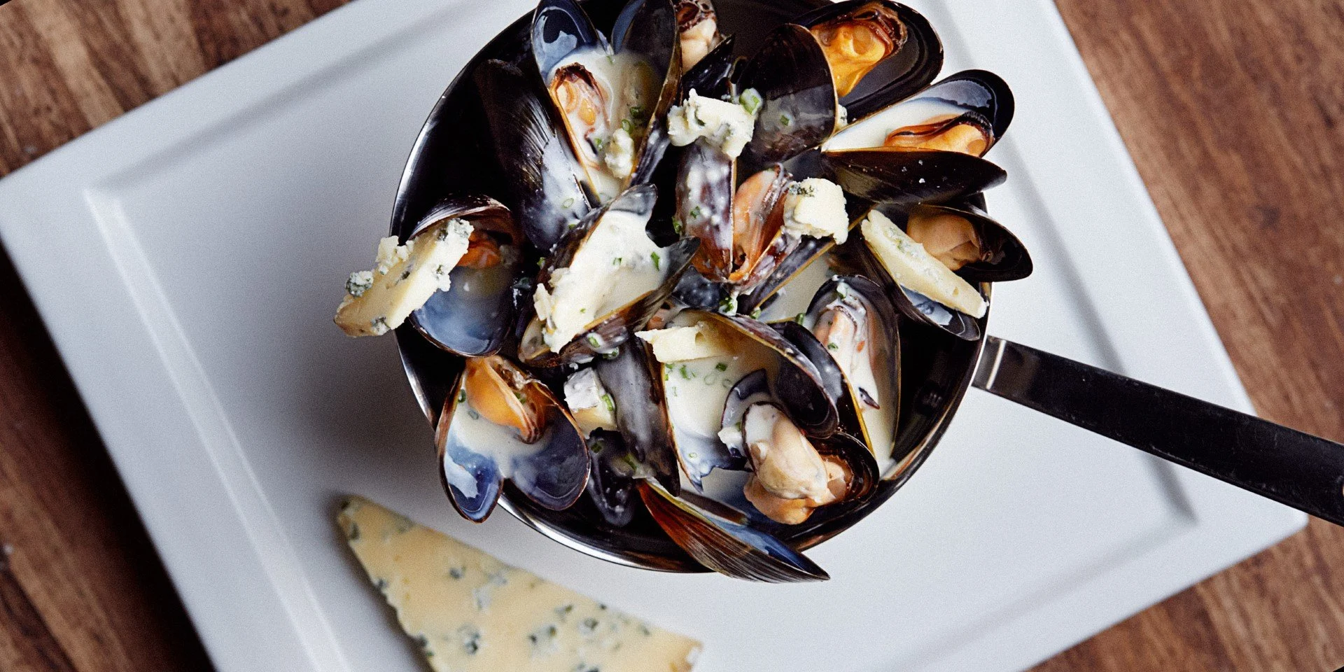 Steamed mussels with blue cheese