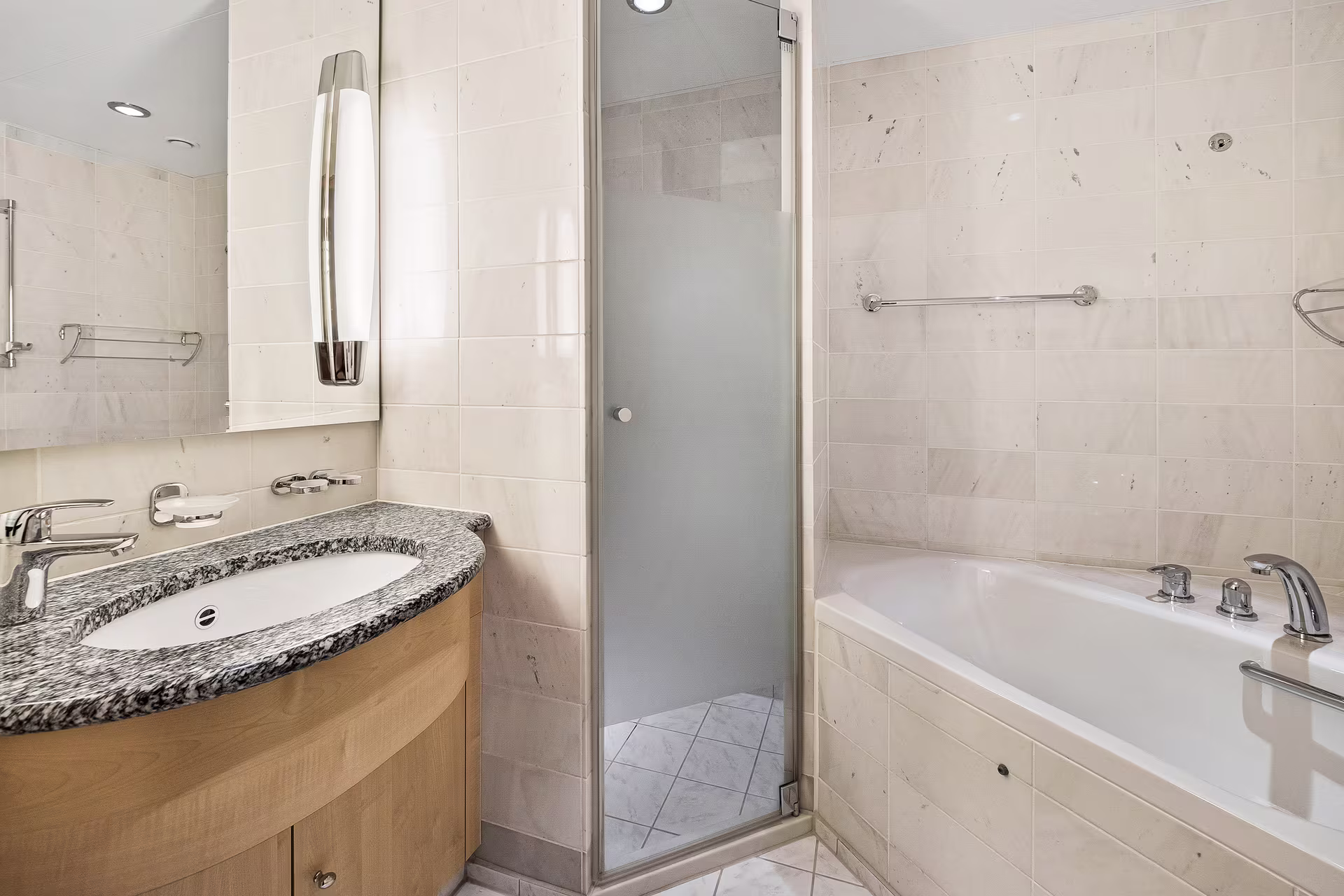 Expedition Suite MG MS Trollfjord Bathroom