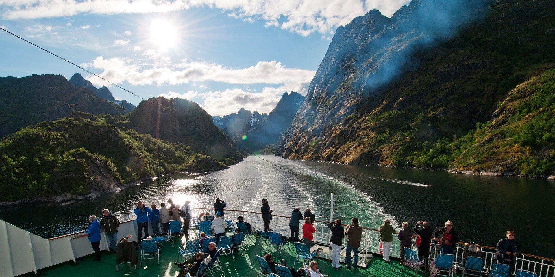 Menschen an Deck bei der Einfahrt in den Trollfjord