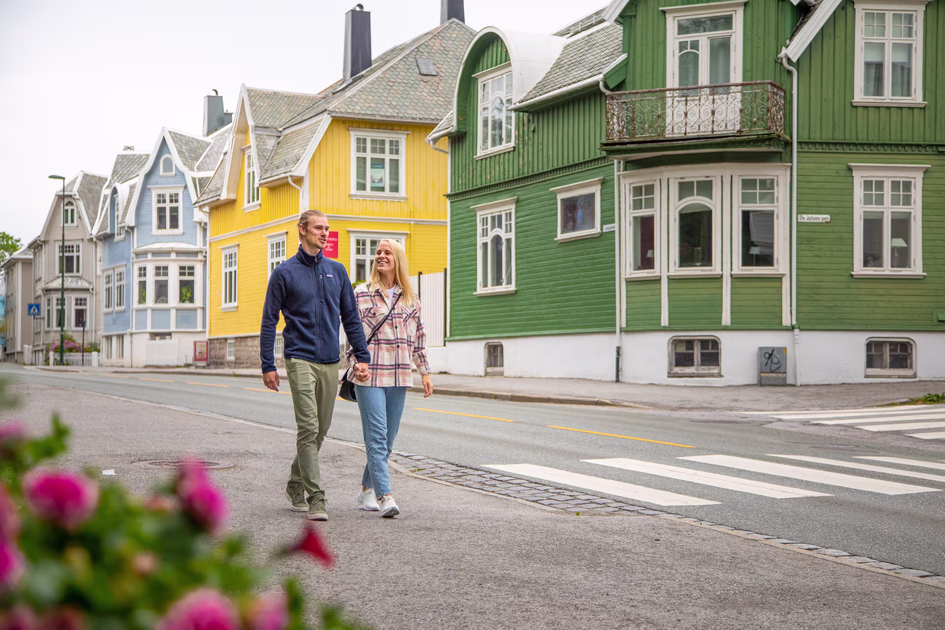 Man and a woman strolling in Kristiansund Oddgeir Visnes - Visitnorthwest.no