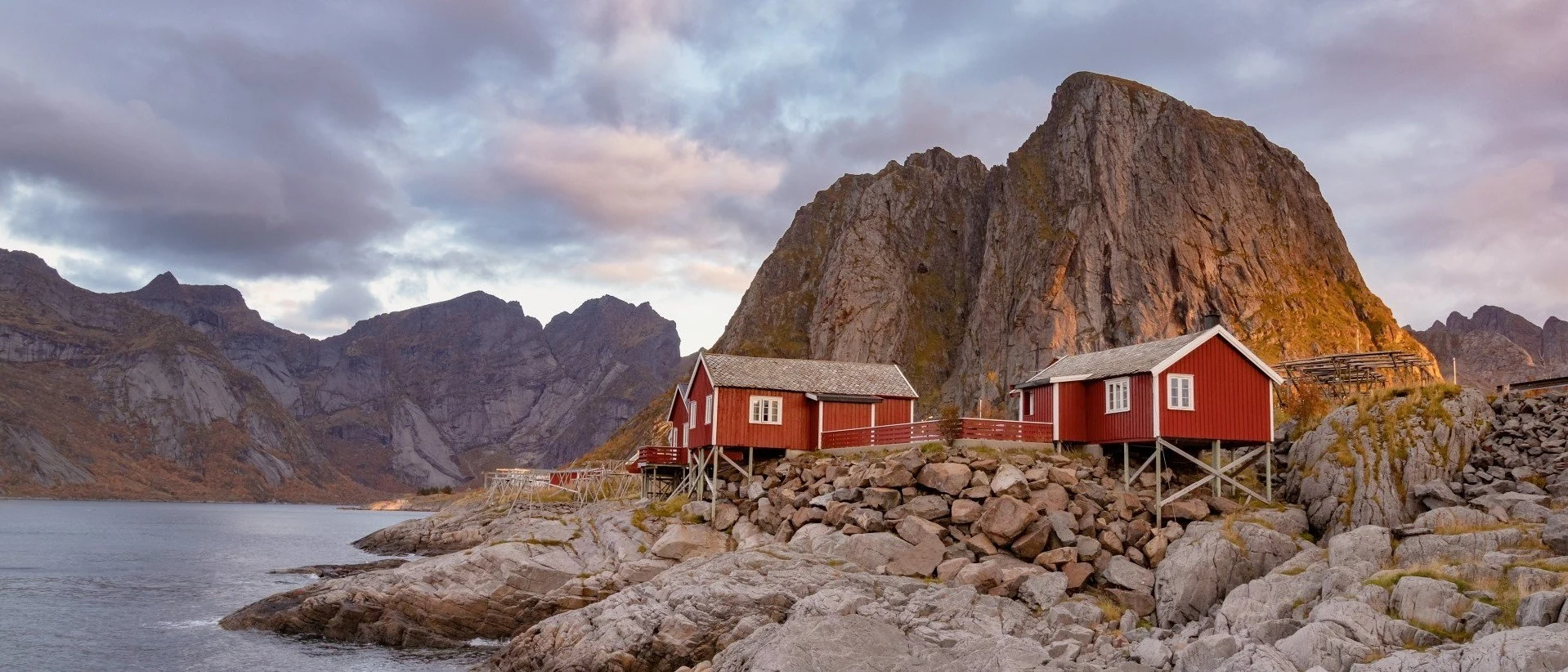 Maisons rouges et montagnes enneigées à Hamnøy, aux Lofoten