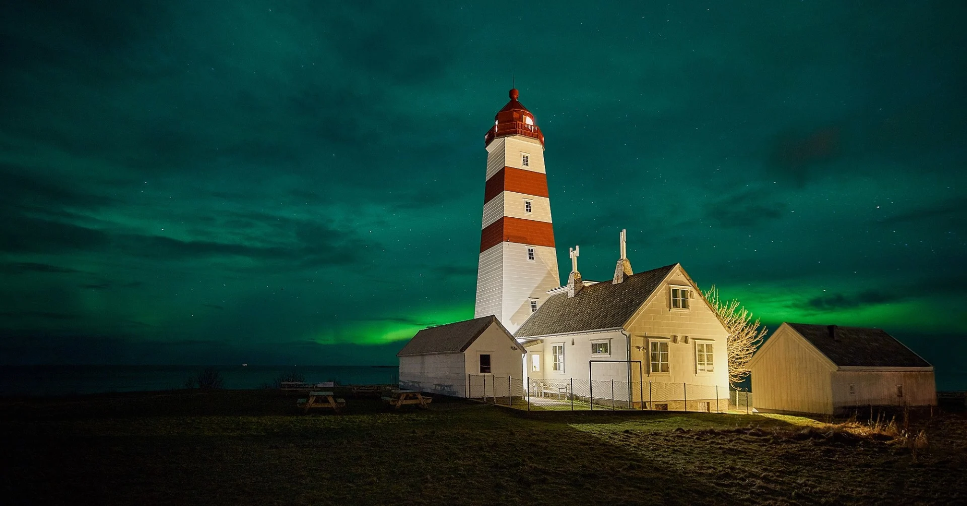 Le phare d'Alnes sous les aurores boréales