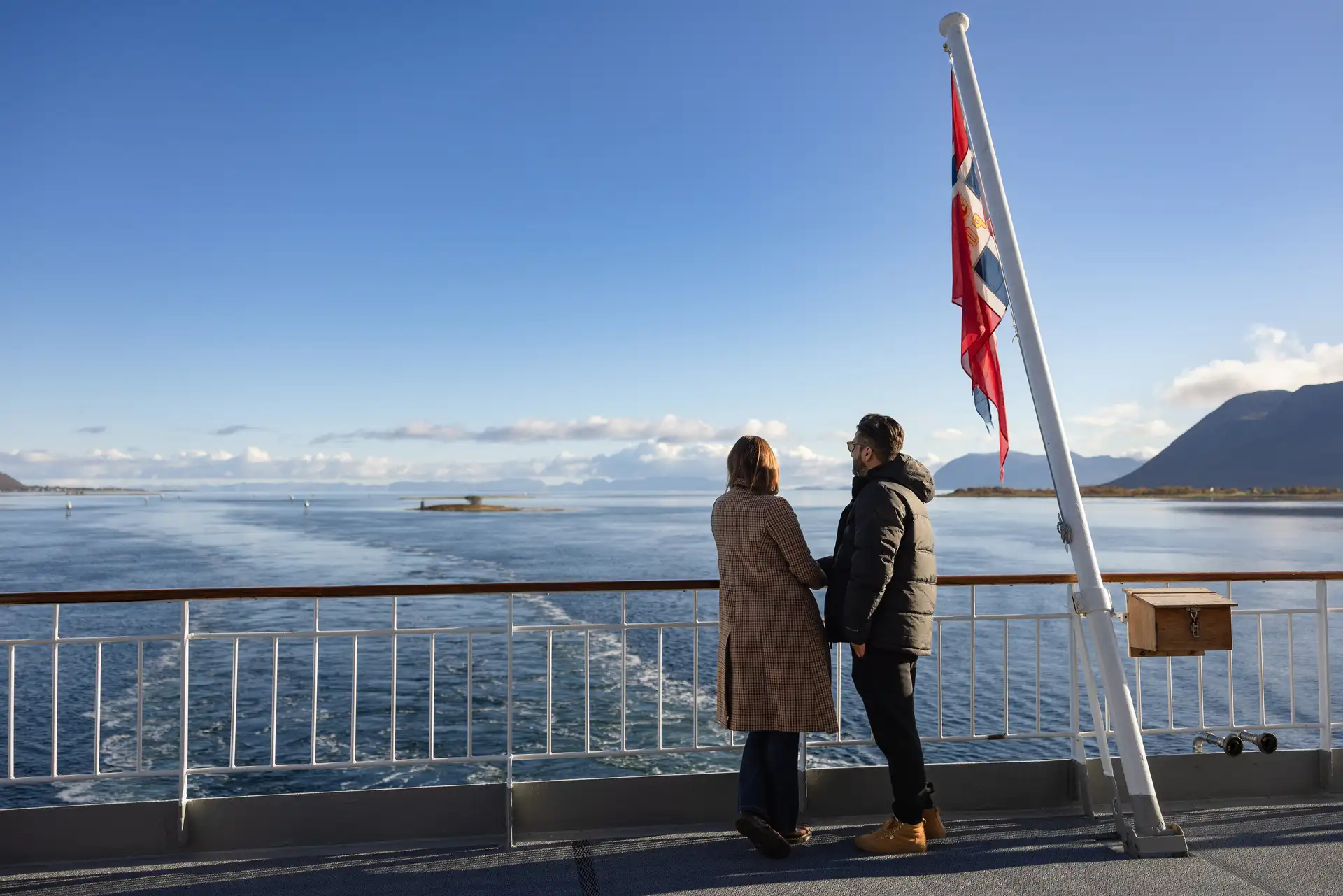 Profitez d'une vue à 360 degrés de la côte norvégienne sur le pont.