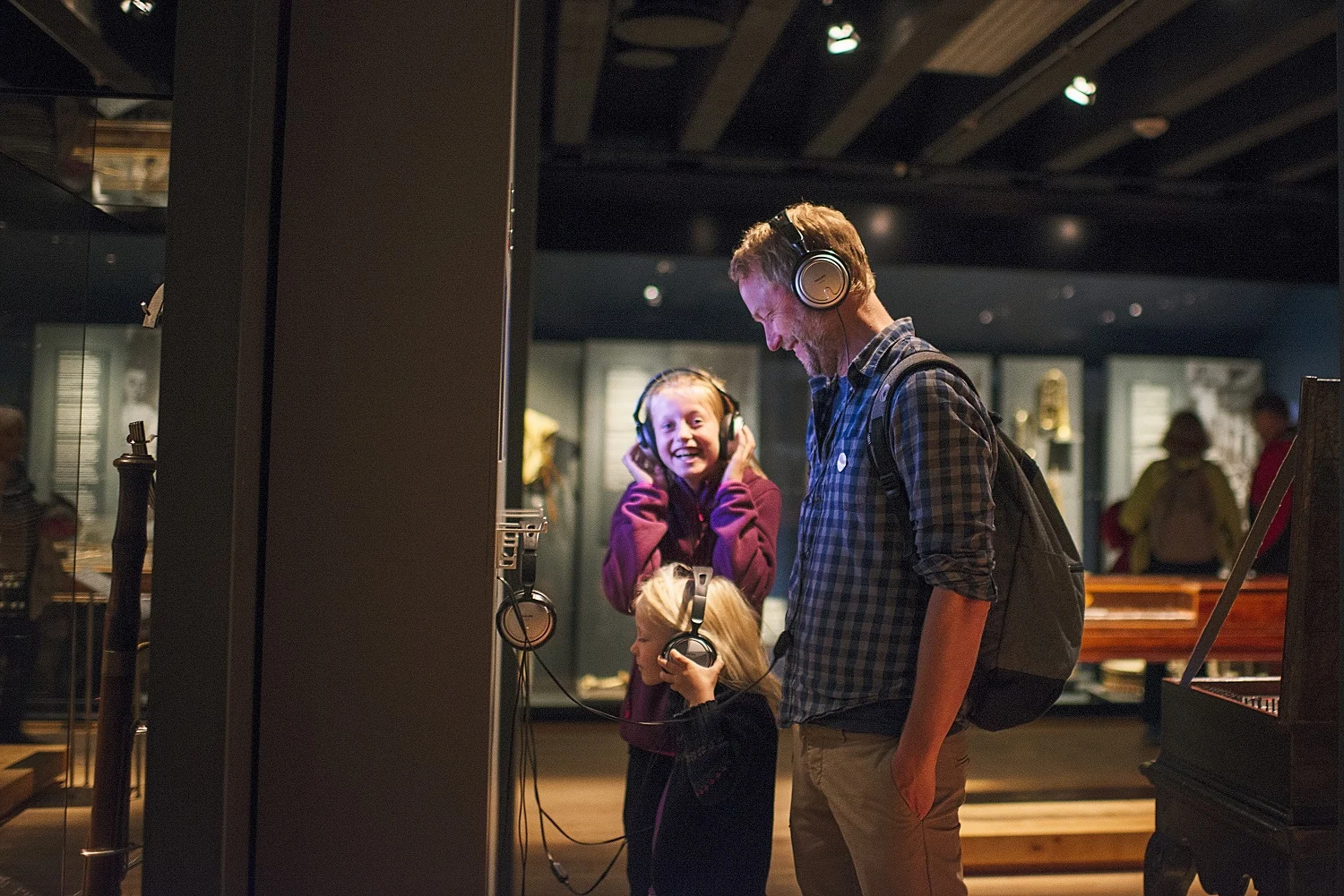Un homme et sa fille regardent une exposition interactive au musée Ringve de Trondheim.