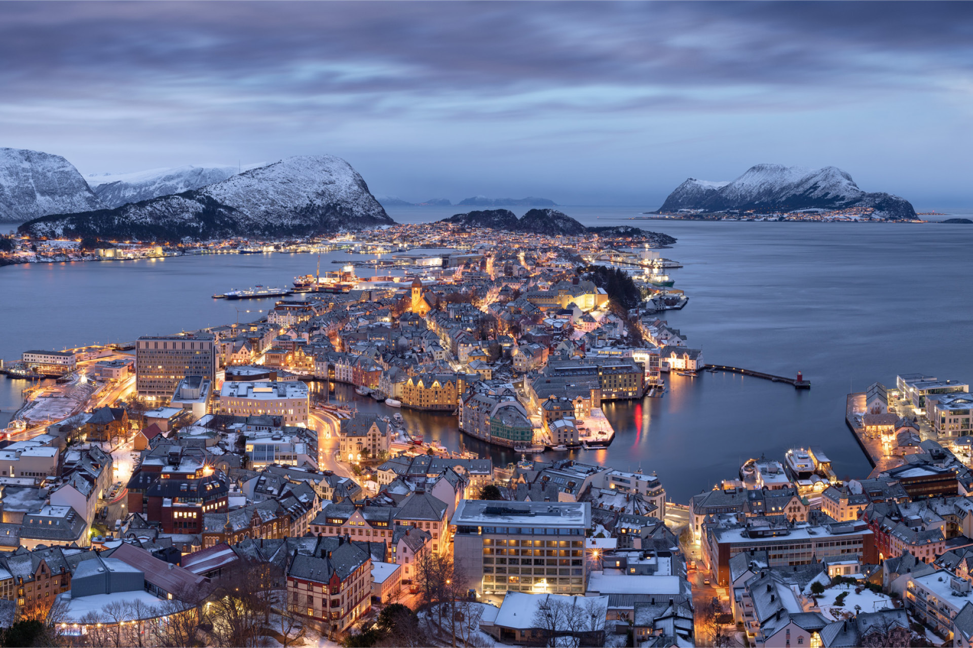 Genießen Sie die Jugendstilarchitektur in Ålesund oder erklimmen Sie die 418 Stufen zum Berg Aksla, um einen Panoramablick zu genießen.