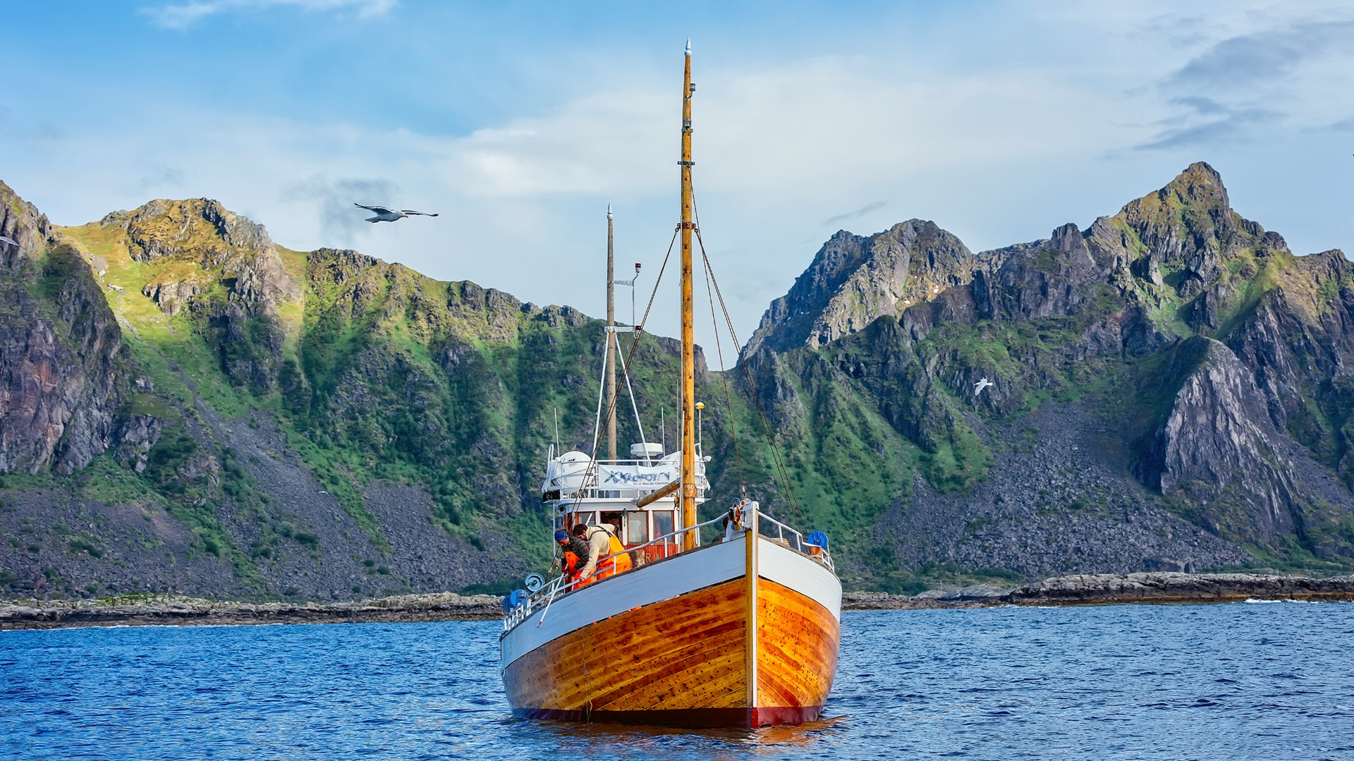 fishing-bost-people-fjords-svolvaer-norway-hgr-115957-agurtxane-concellon