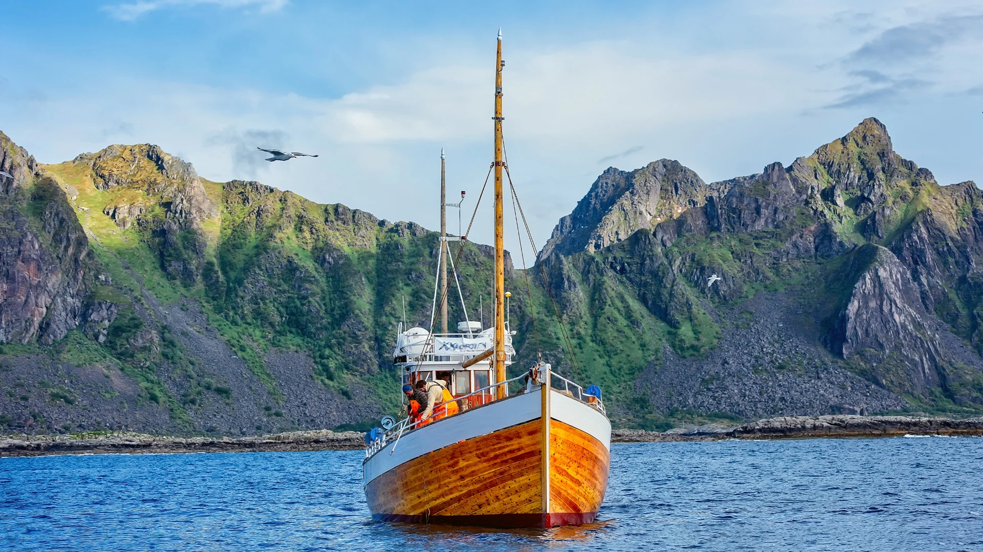fishing-bost-people-fjords-svolvaer-norway-hgr-115957-agurtxane-concellon