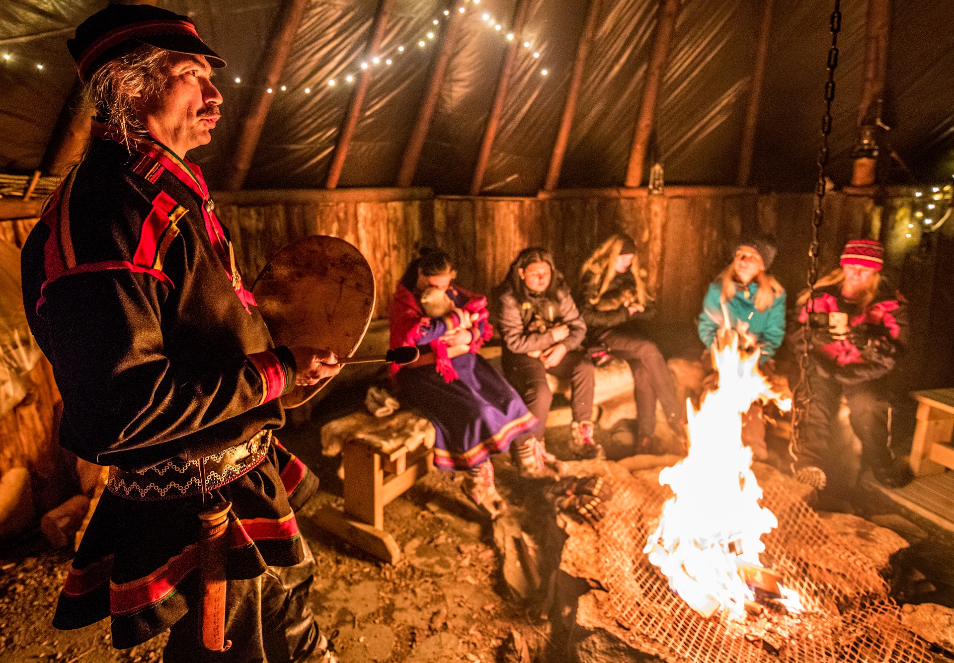 rorbu-sami-people-around-fire-isogaisa