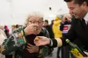Une femme goûte une cuillerée d'huile de foie de morue à bord d'un navire Hurtigruten lors de la traversée du cercle polaire arctique.