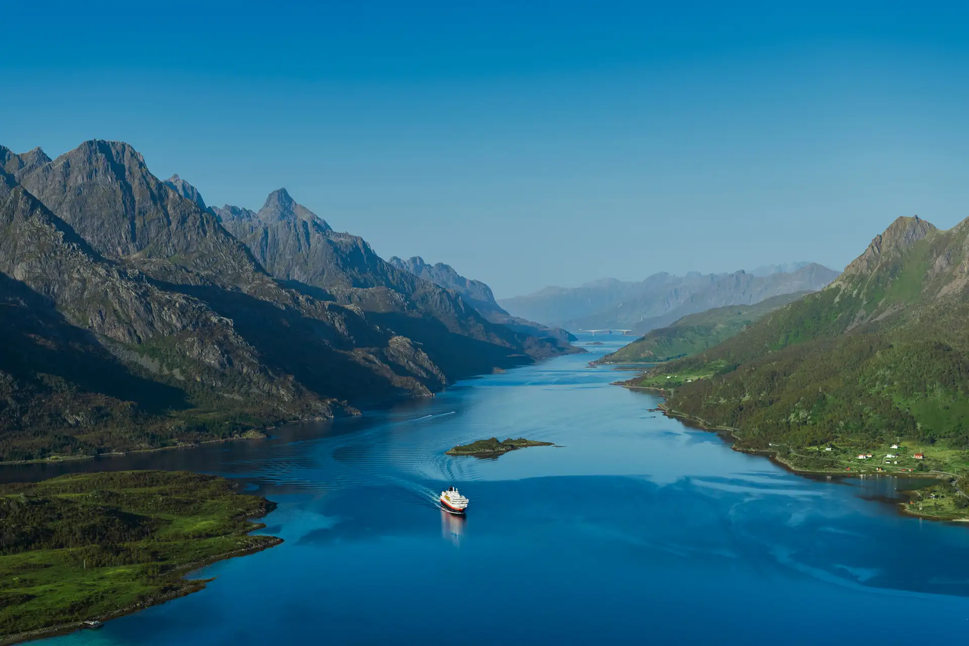Nave Hurtigruten nel Raftsundet, Norvegia