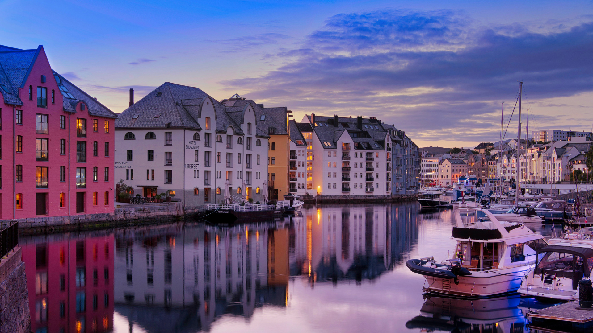 Alesund pexels-rperucho-19240659 1920x1080