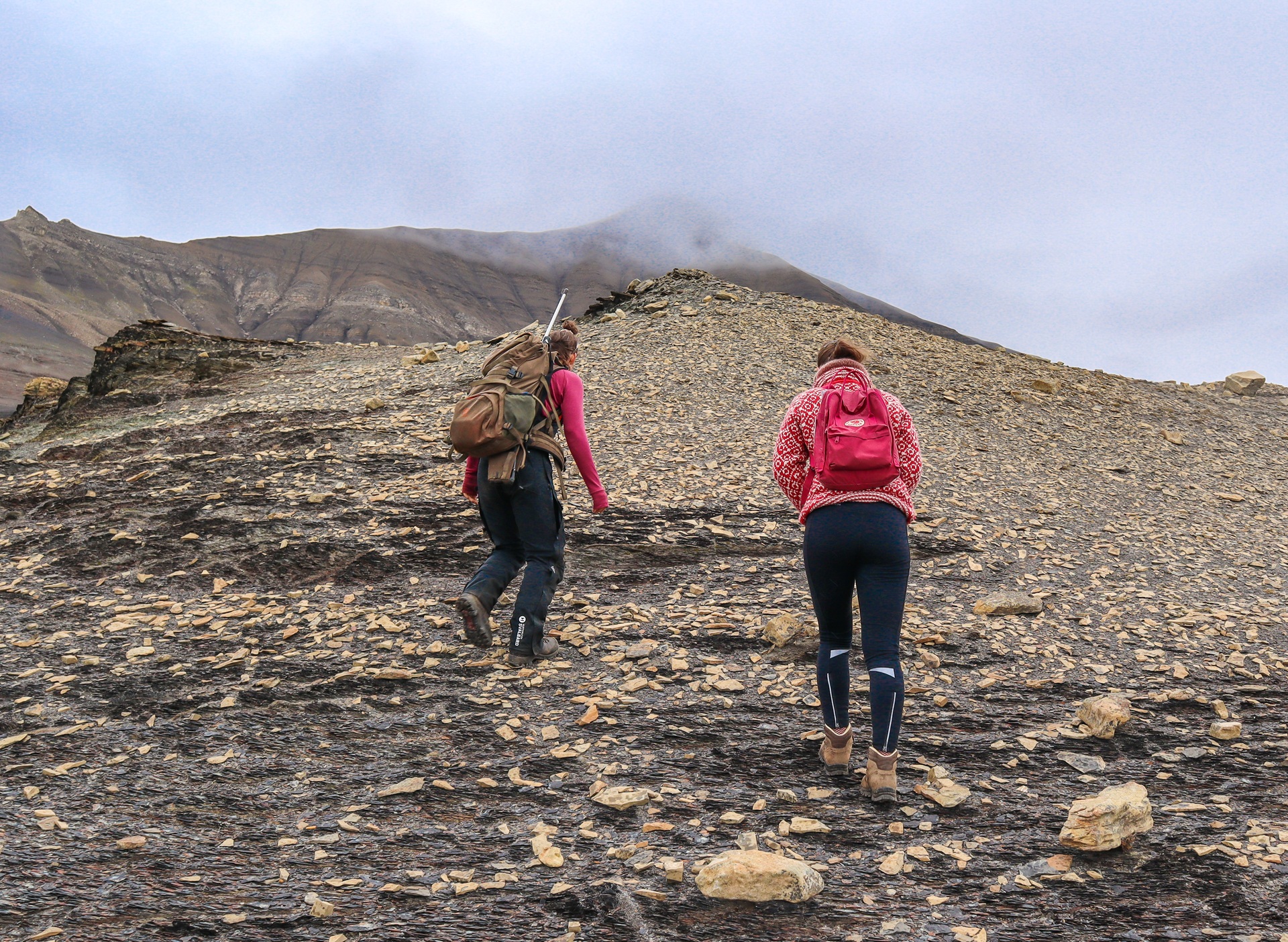 people-fossil hunting-hill-cloudy-deltaneset-hgr-163065-emilie-gerber-meier