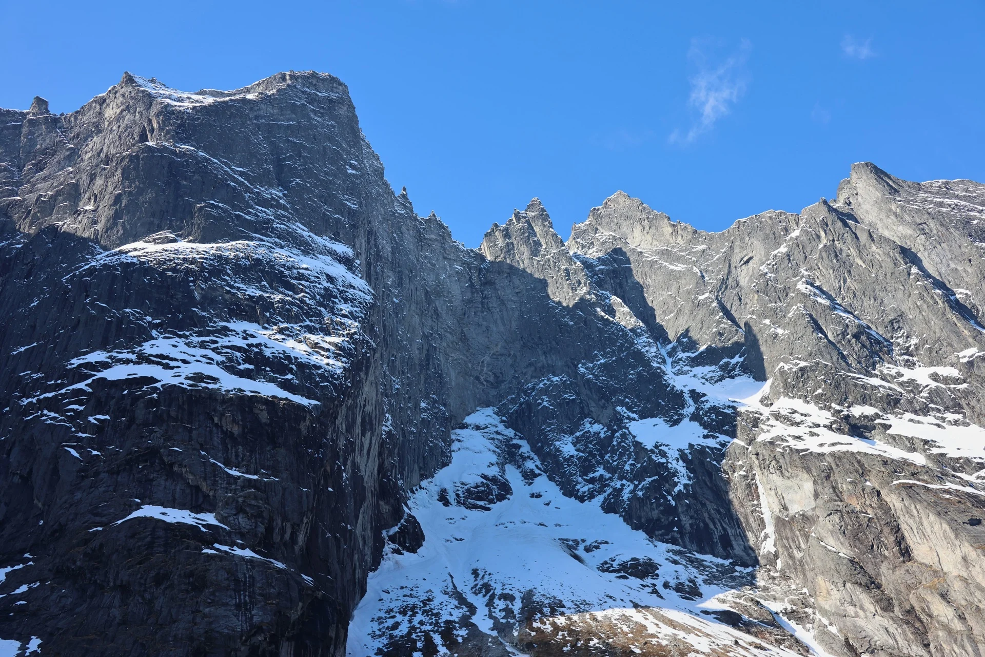 trollveggen-troll-wall-rock-face-in-romsdalen-valley-norway
