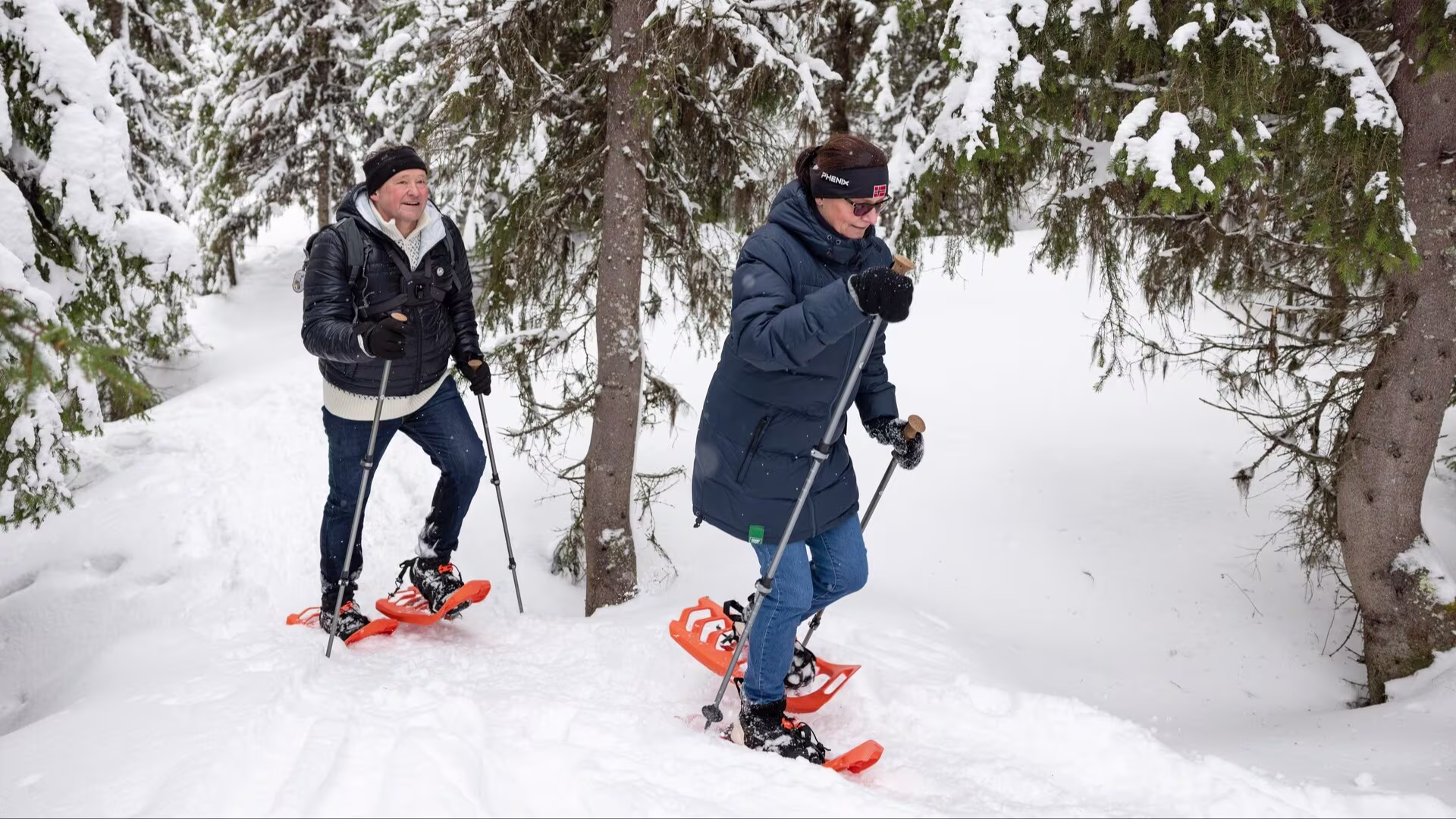 A couple on a snowshoeing excursion in Tromsø
