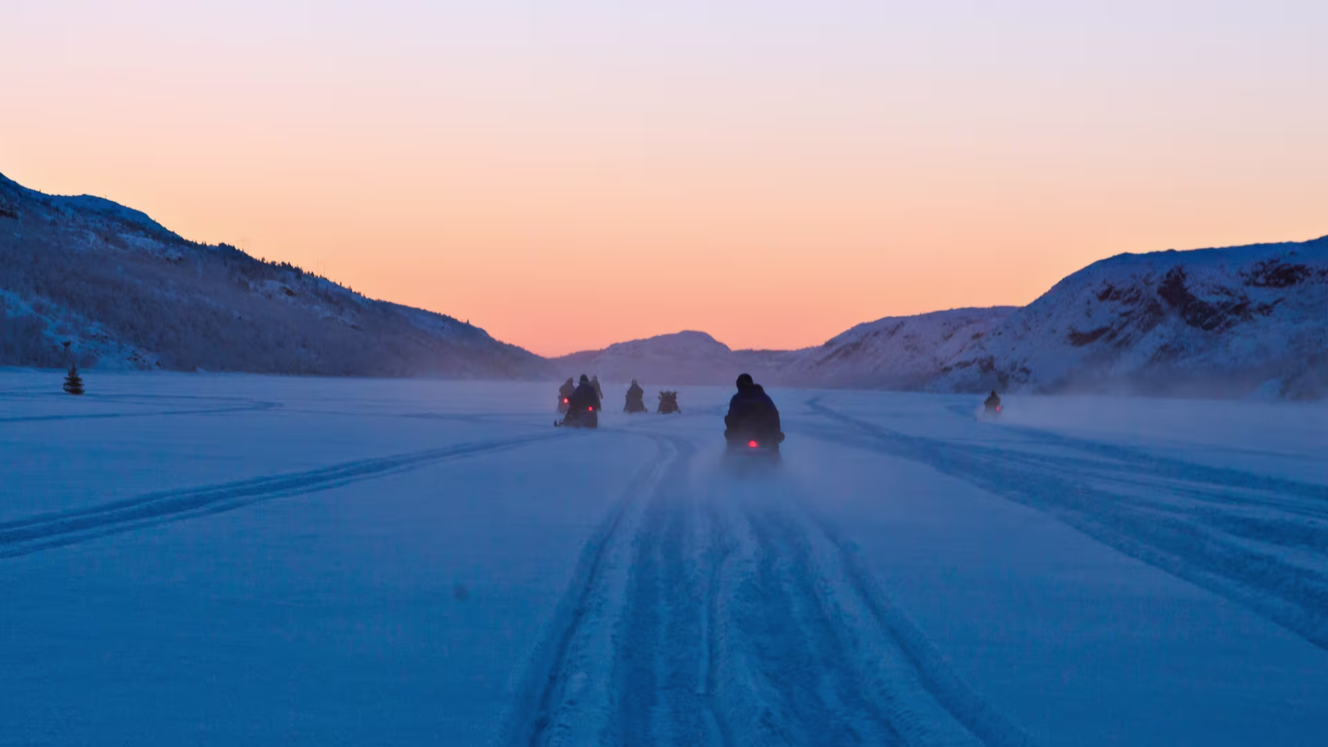 Ausflug mit dem Schneemobil im Schein der Mitternachtssonne in Kirkenes