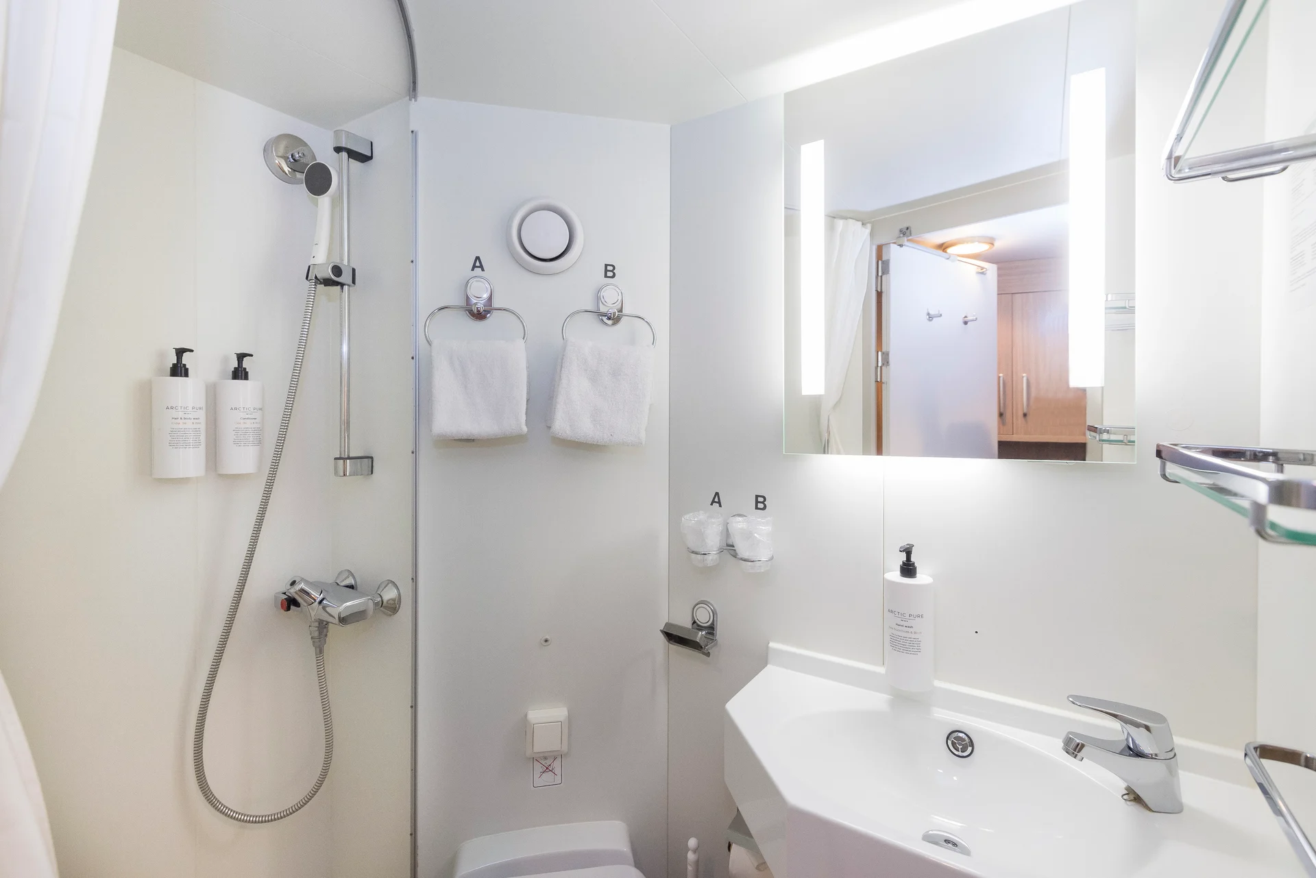 MS Nordnorge Arctic Superior U2D Bathroom