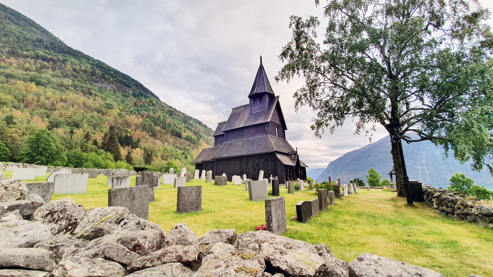 URNES-STAVKYRKJE-FOTO-HAVARD-NESBØ-edit-autumn-1920x1080
