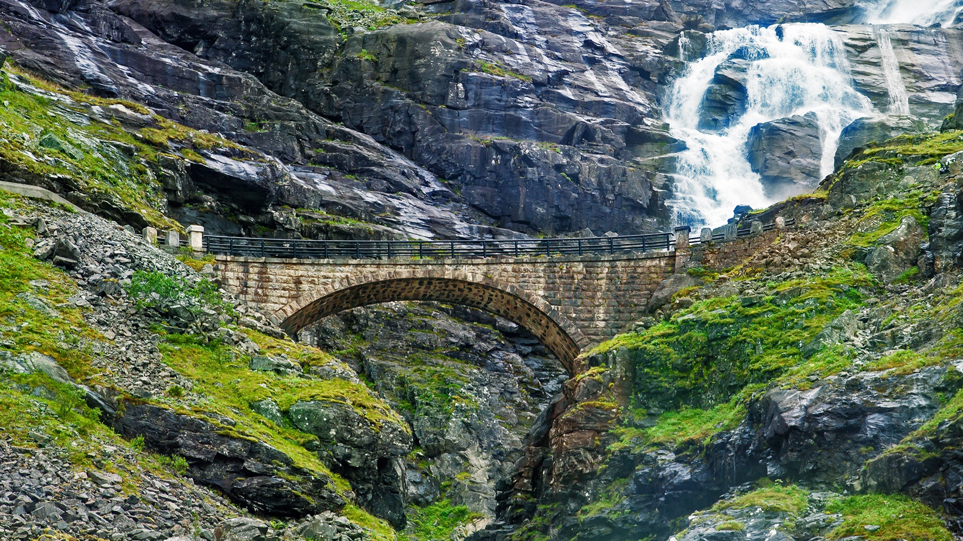 geiranger-waterfall-bridge-norway-hgr-112206-agurtxane-concellon-1920