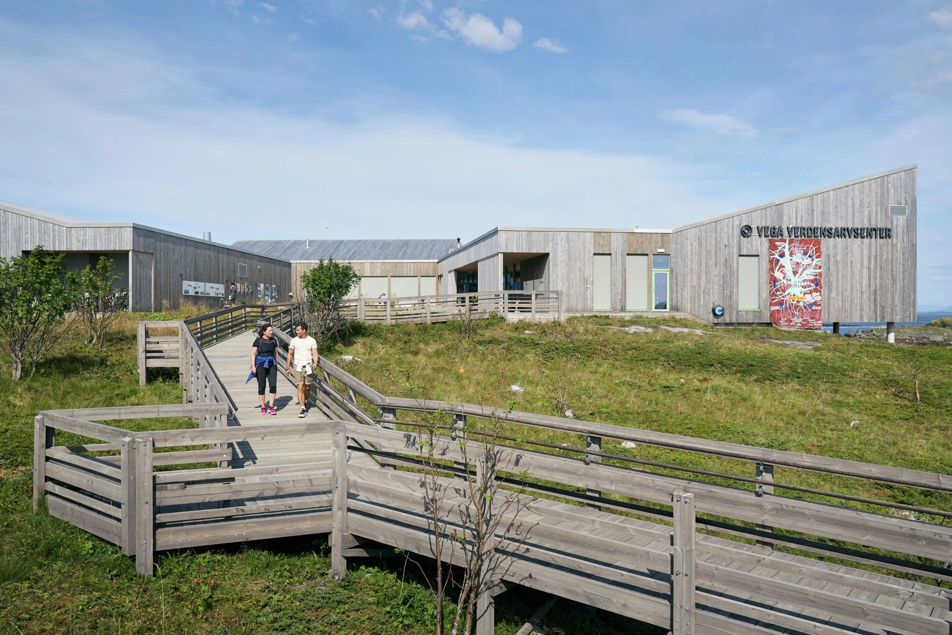 Un couple explore le Vega Heritage Centre sur les îles Vega, classées par l'UNESCO, en Norvège.