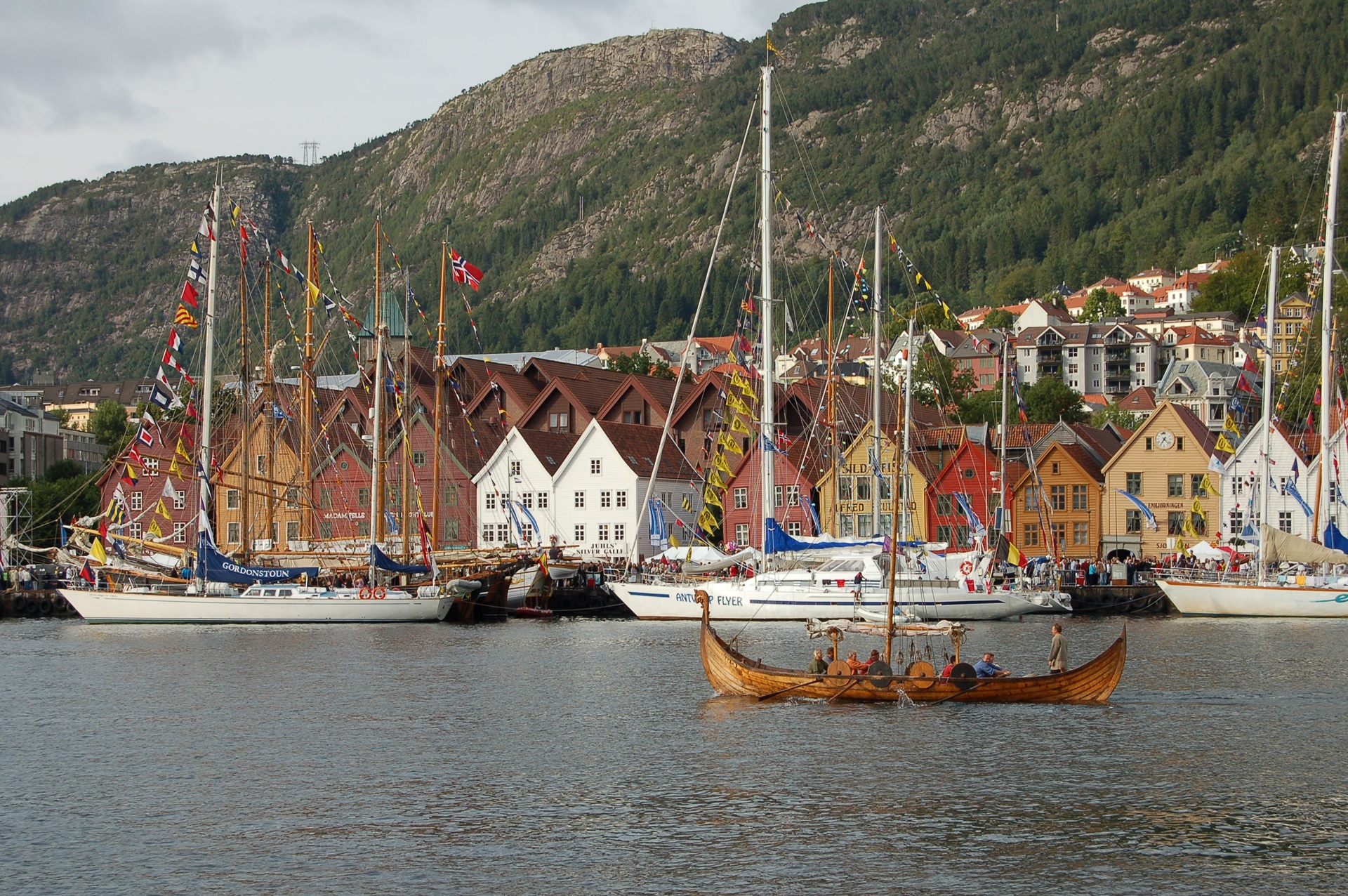 bryggen-bergen-boats-buildings-fjord