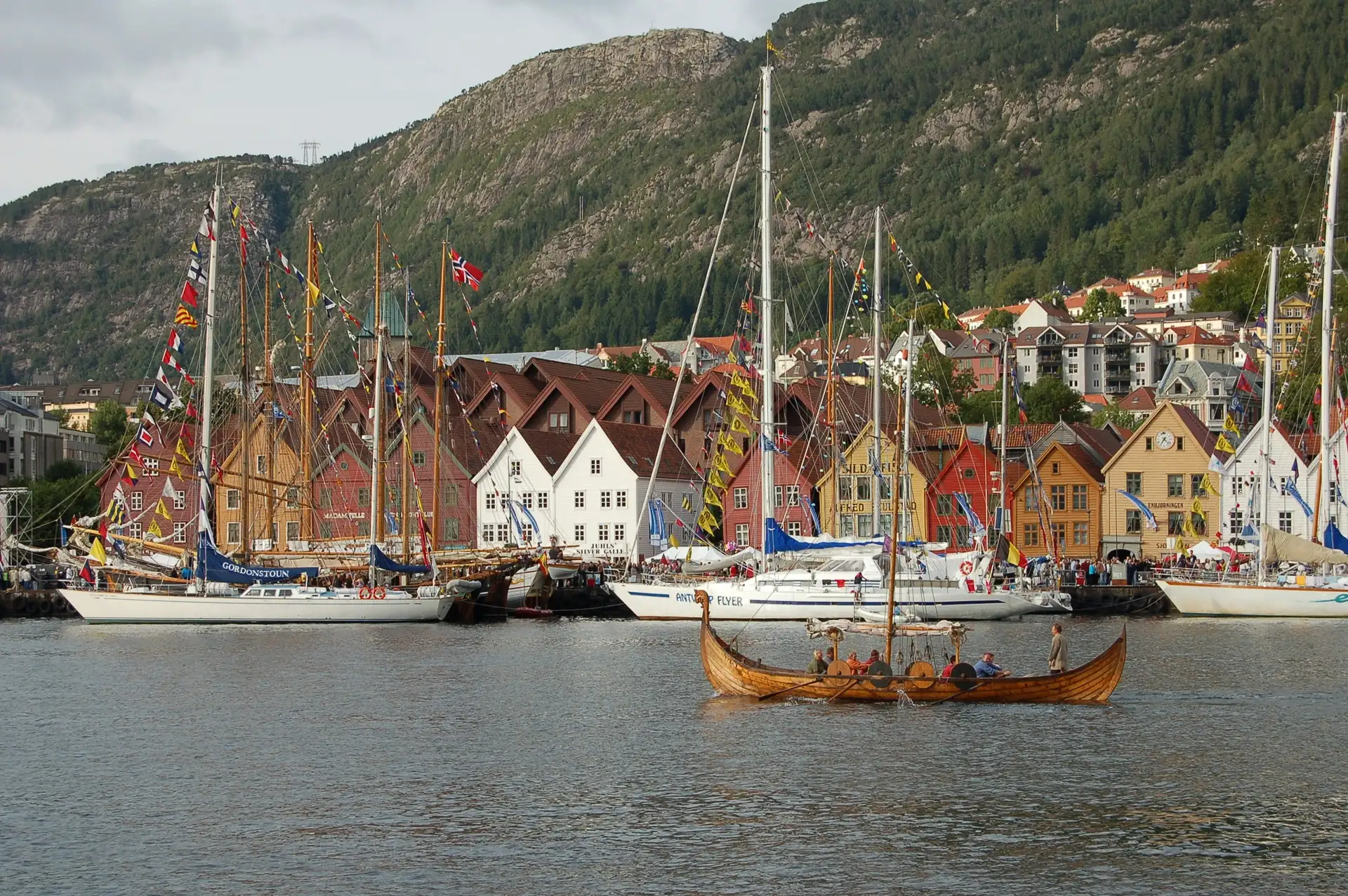bryggen-bergen-boats-buildings-fjord