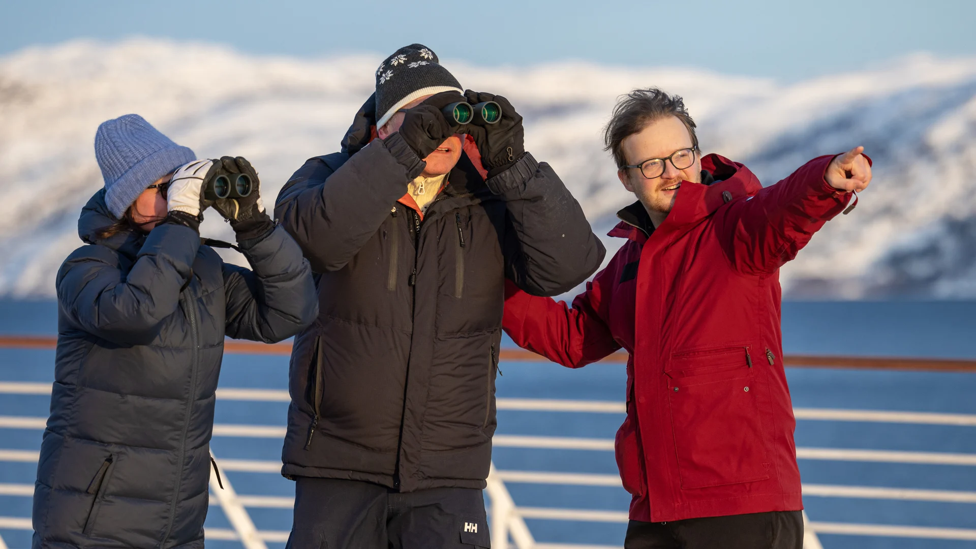 Costal Expedition Team interaction HGR 168415 Photo Espen Mills 1920x1080