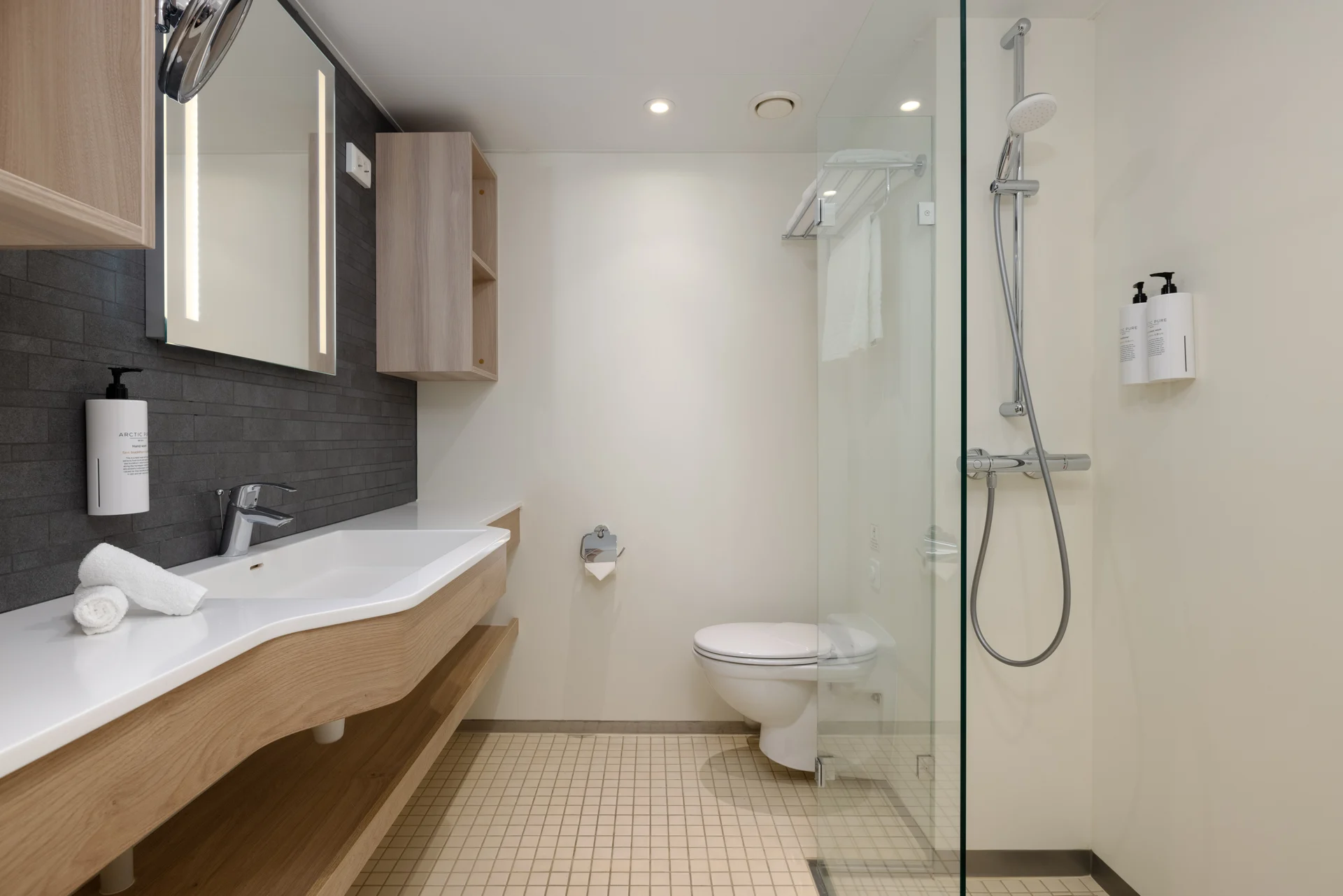 Expedition Suite MG MS Otto Sverdrup Bathroom