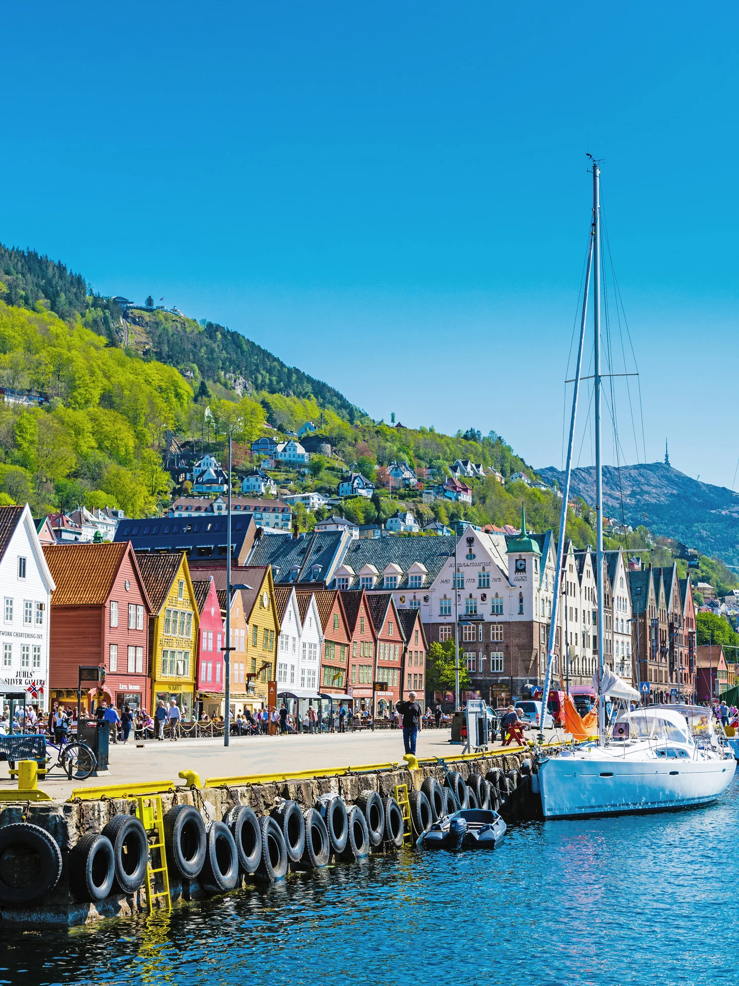 Bryggen in Bergen ist bekannt für seine farbenfrohen Holzhäuser aus dem14. Jahrhundert