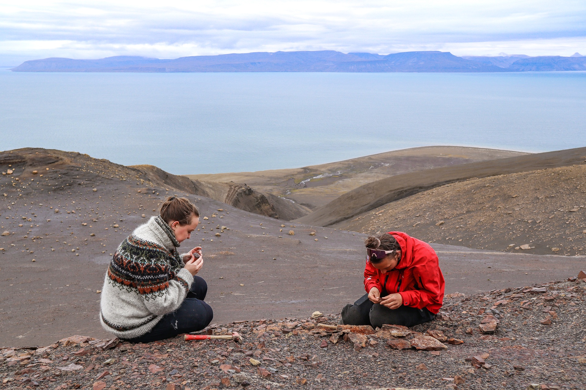 people-fossil-hunting-glacier-waters-deltaneset-hgr-163070-emilie-gerber-meier