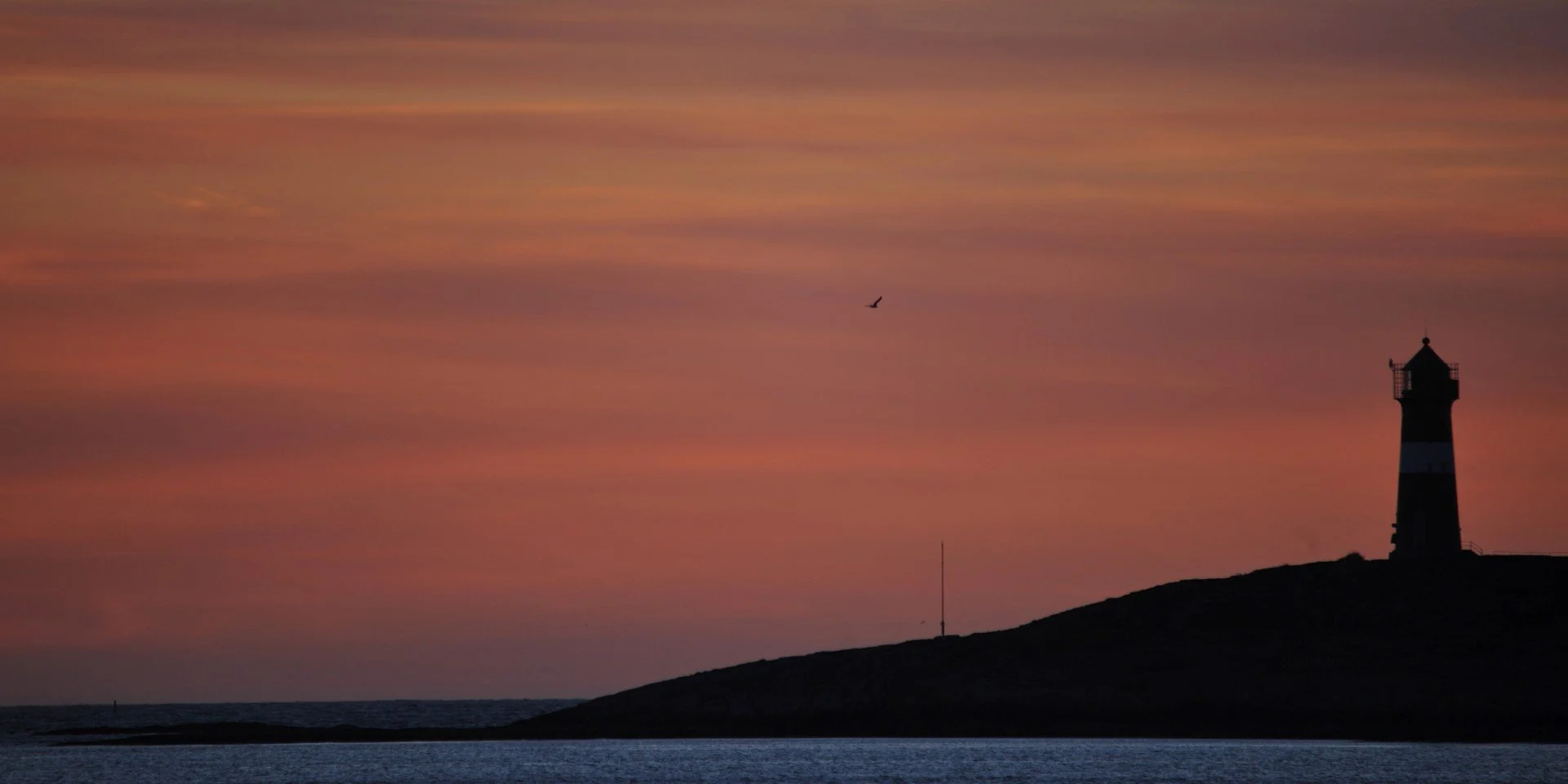 Coucher de soleil sur une étendue d'eau