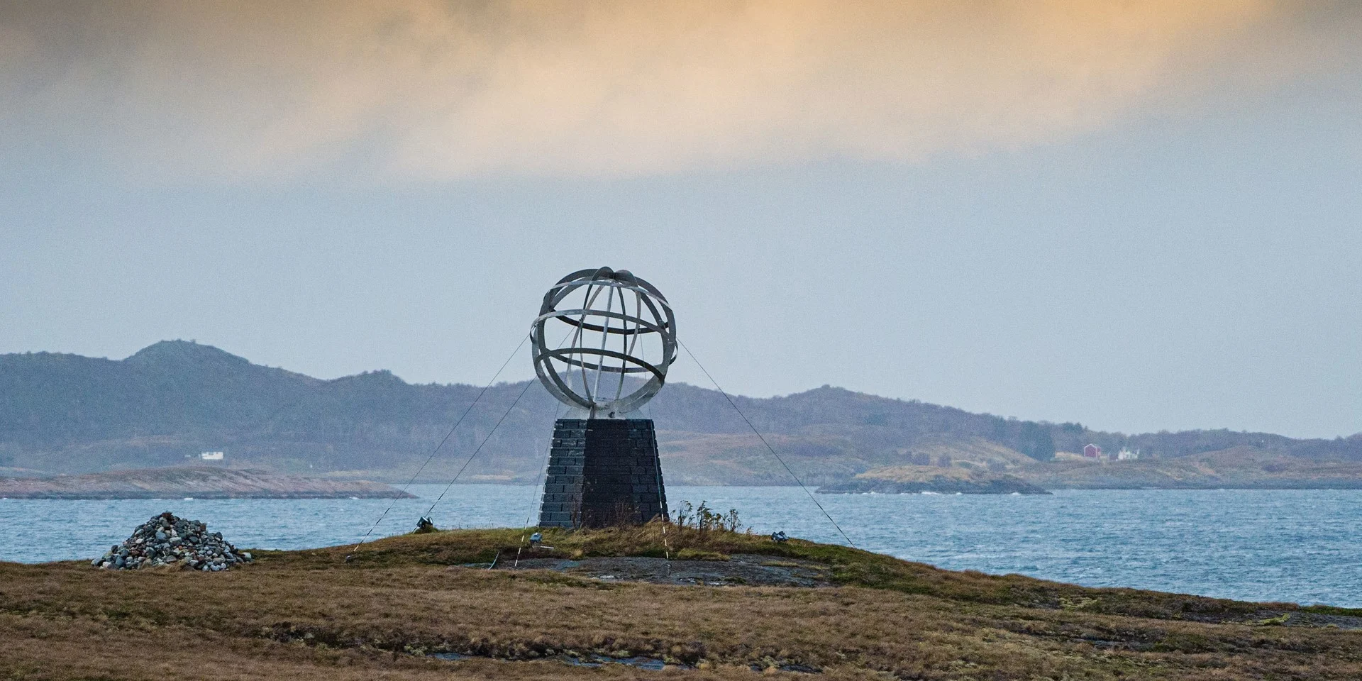 Sculpture indiquant le passage du Cercle Arctique