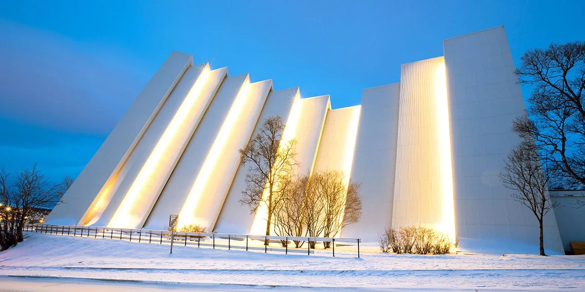 La cathédrale arctique moderne de Tromsø