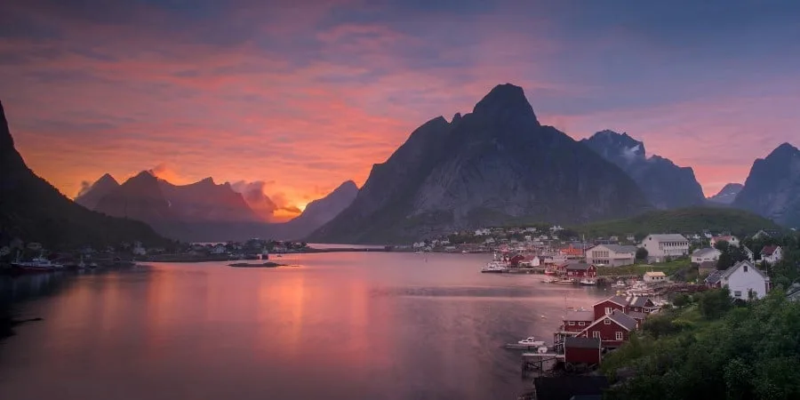 Reine, Lofoten. Rien ne peut égaler la lumière magique de la Norvège arctique