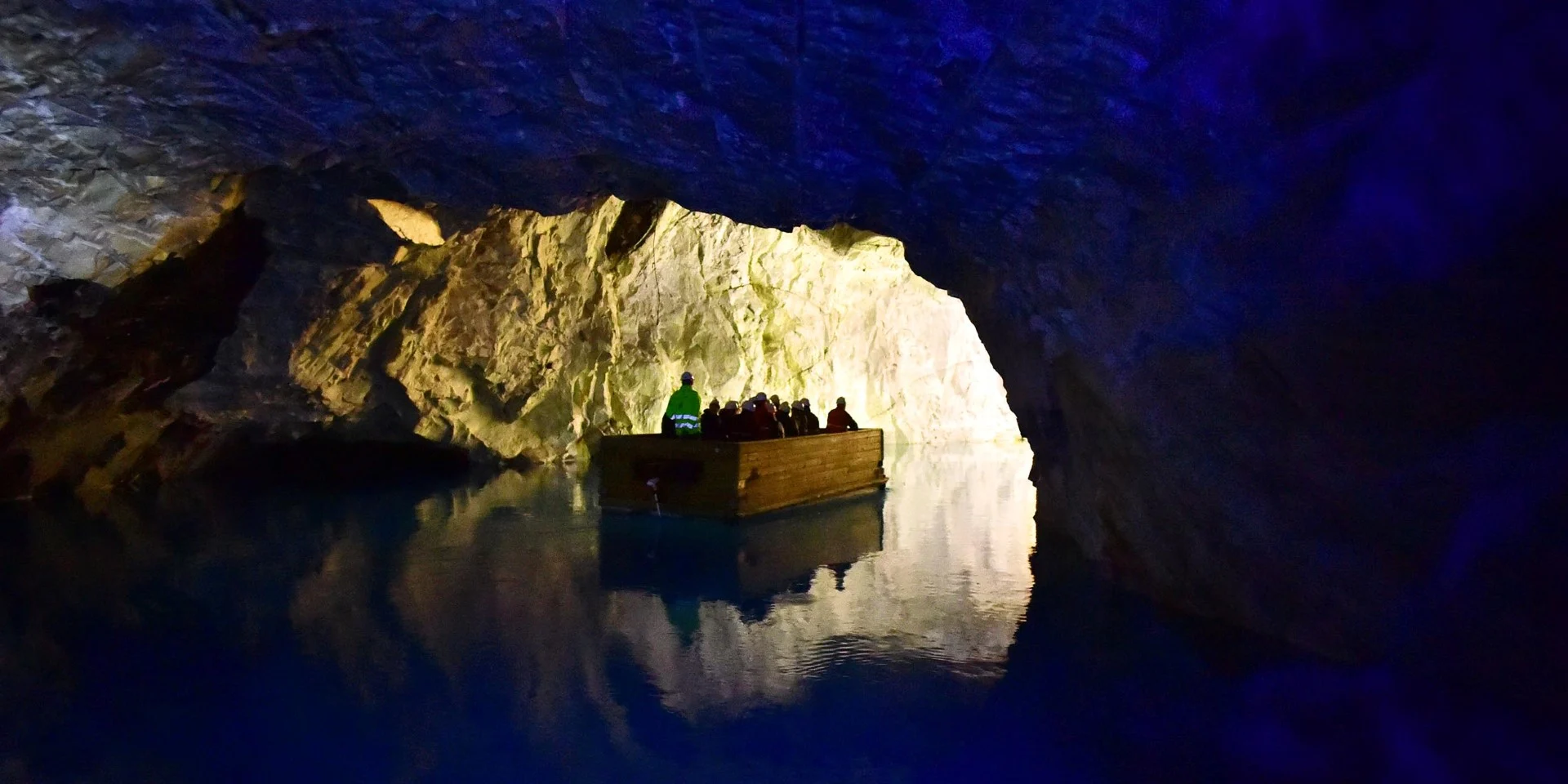 Découvrez un lac souterrain dans la mine de Bergtatt