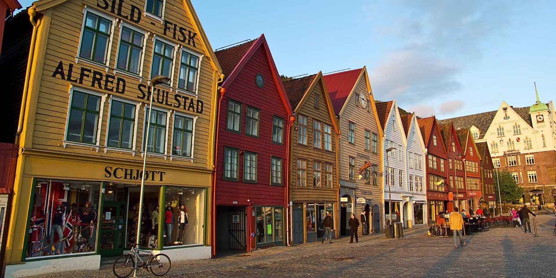 Stroll Bergen´s historic wharf district, Bryggen