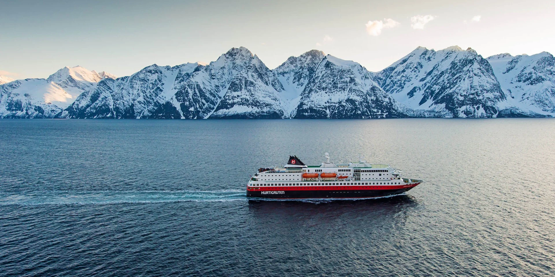 Au printemps, naviguez dans le magnifique Lyngenfjord, au pied des sommets enneigés des Alpes de Lyngen.