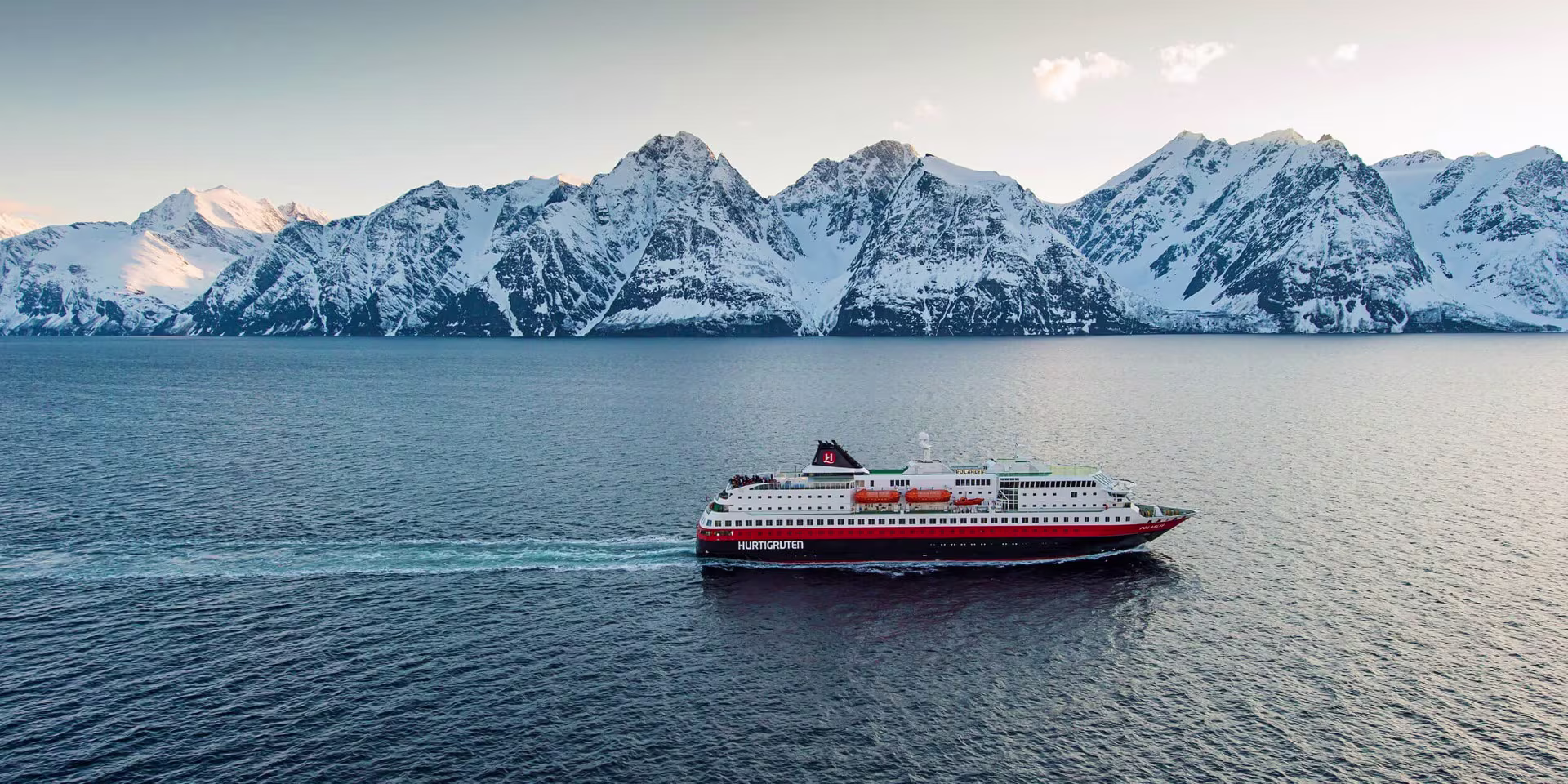 Au printemps, naviguez dans le magnifique Lyngenfjord, au pied des sommets enneigés des Alpes de Lyngen.