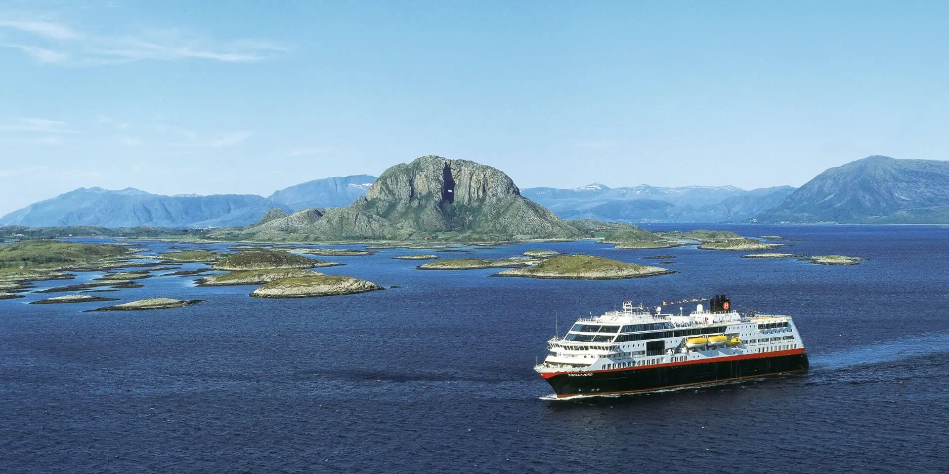 Observez le trou au centre de Torghatten.