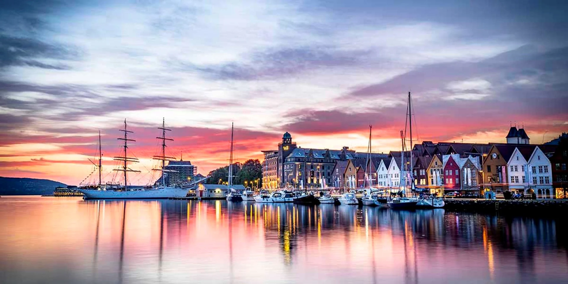 Profitez du coucher du soleil tardif sur le port de Bergen.