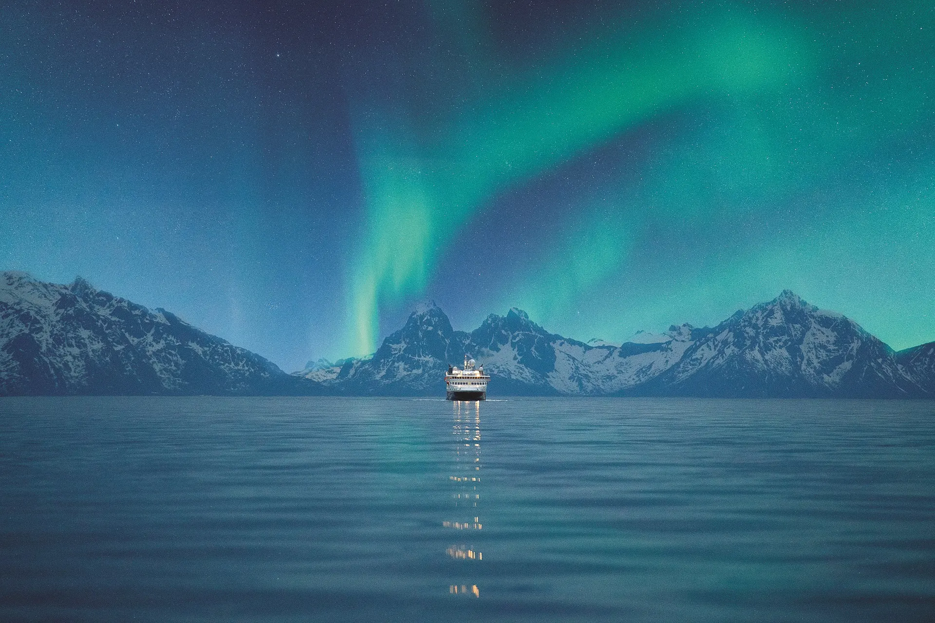 northern-lights-ship-122410