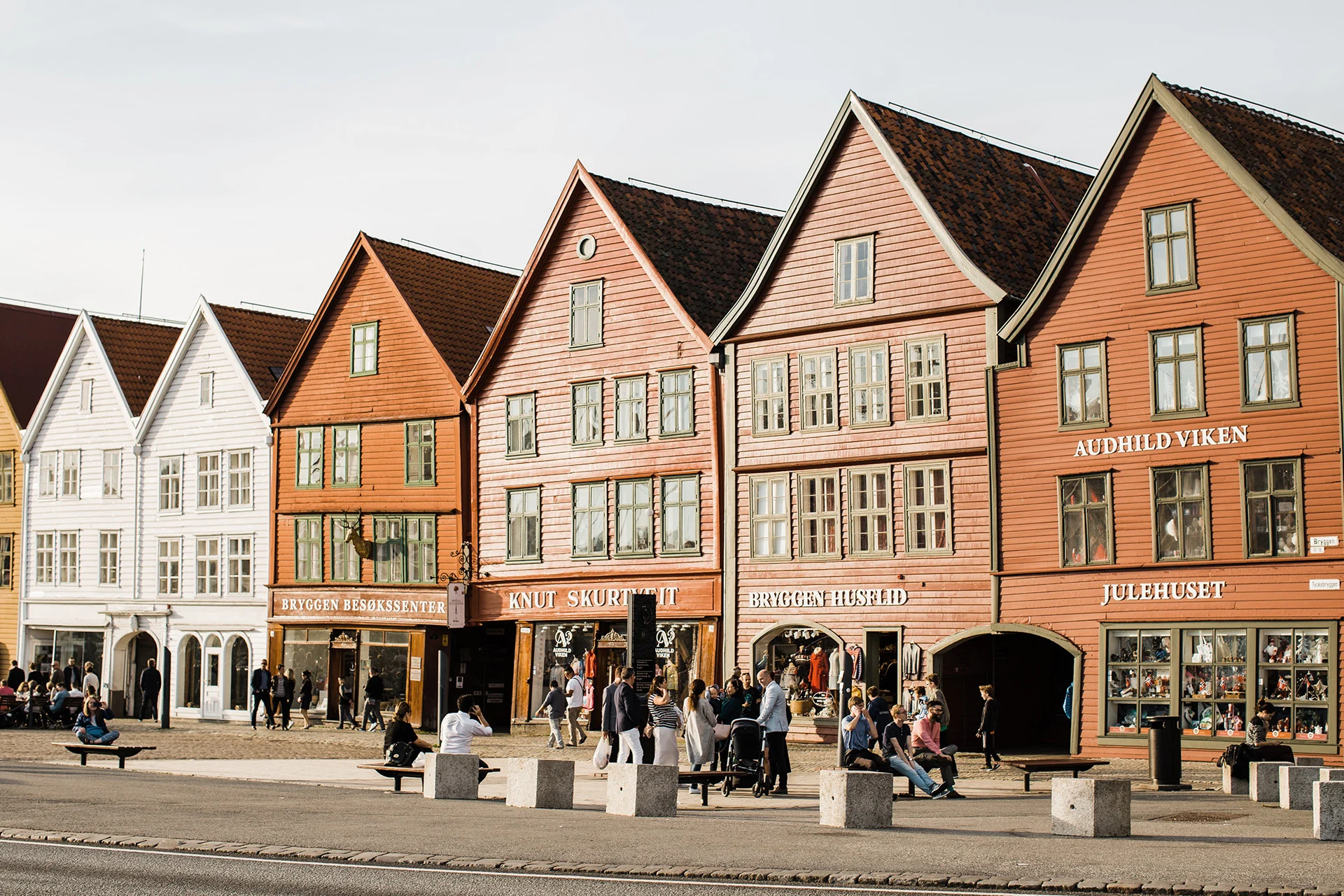 Les maisons en bois de Bryggen à Bergen. Photo par : millie olsen/Unsplash