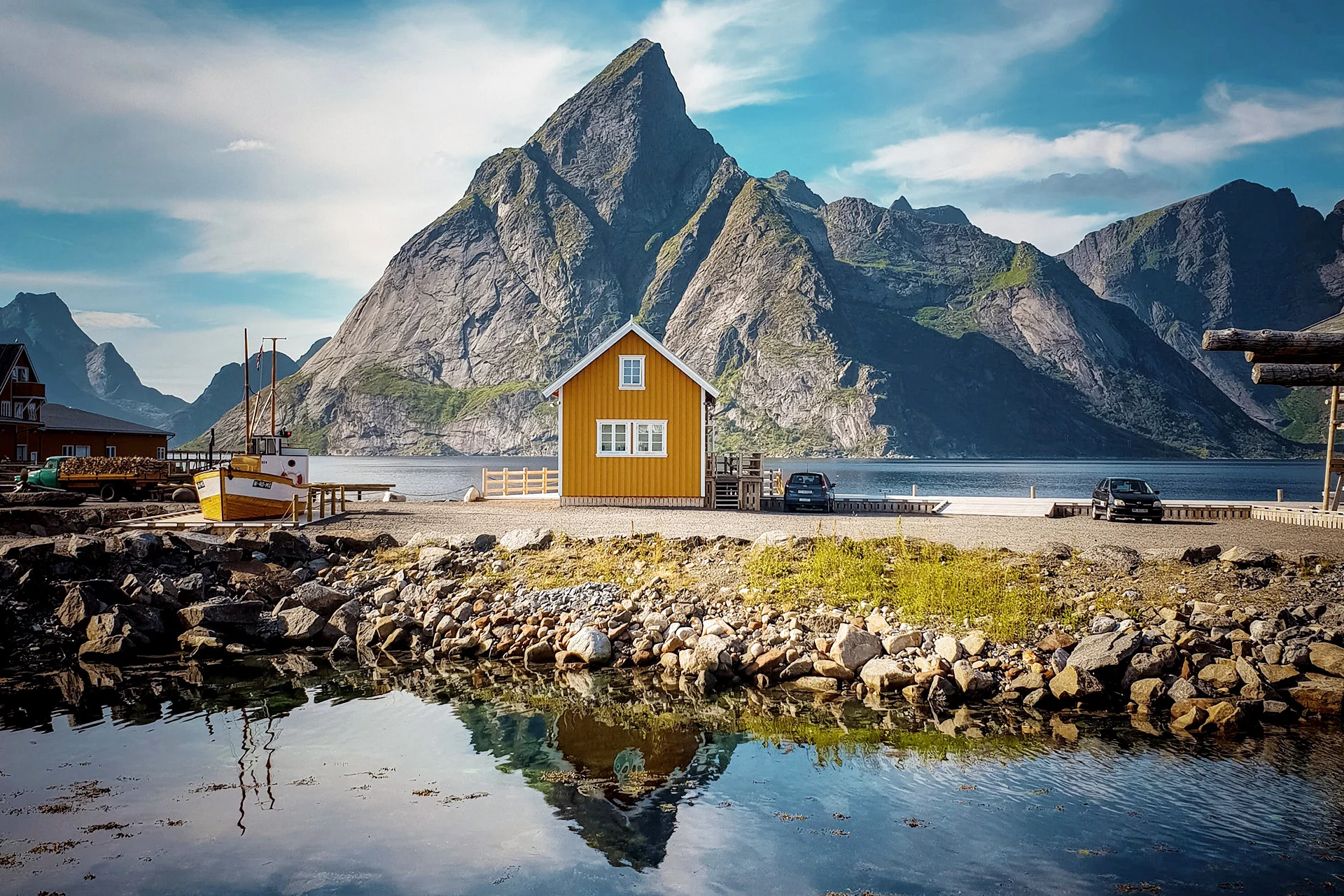 Cabane de pêche en bois à Reine, Lofoten. Photo b : Tobias Bjørkli/Pexels