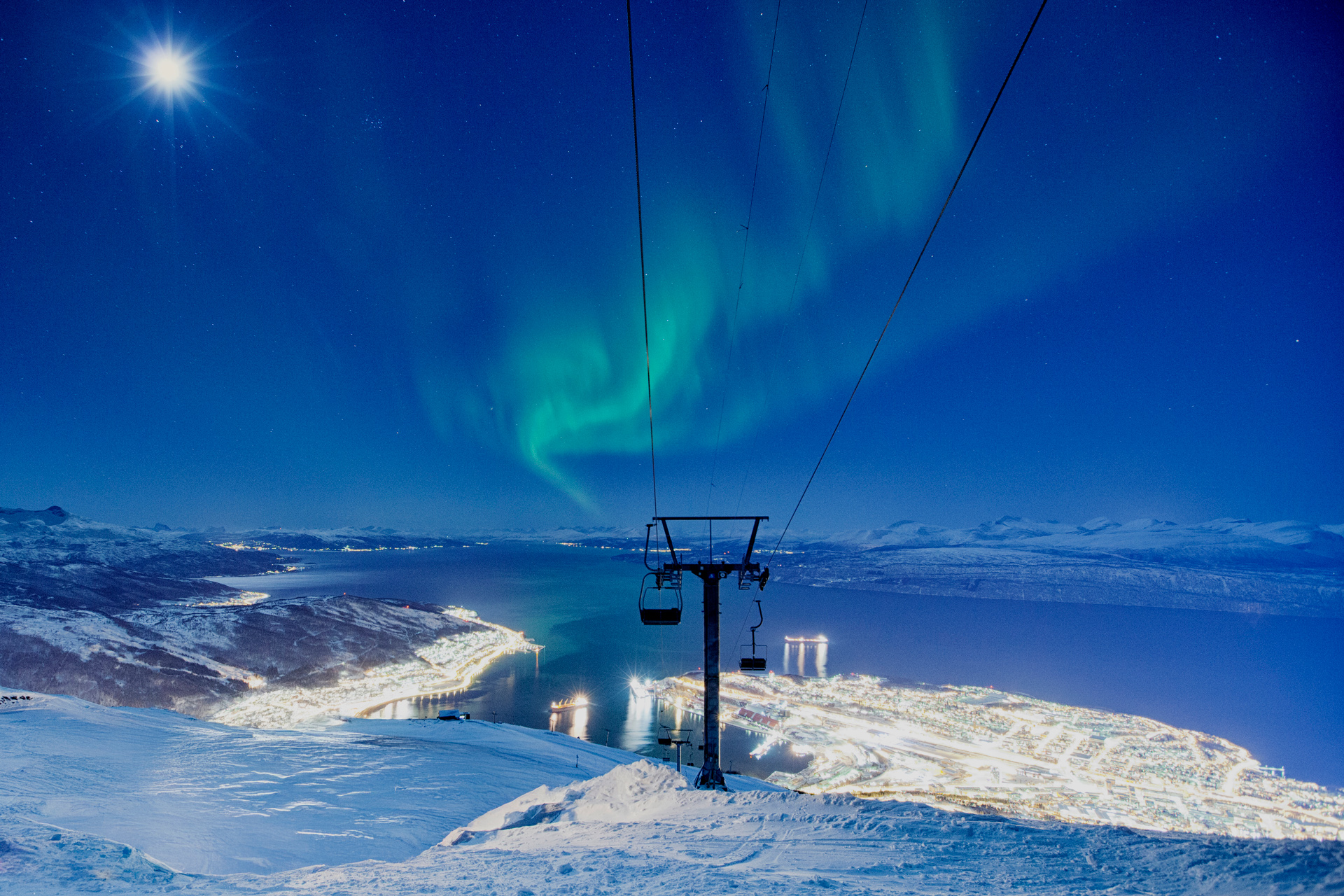 Die Seilbahnfahrt in Narvik bietet spektakuläre Ausblicke über die Fjorde