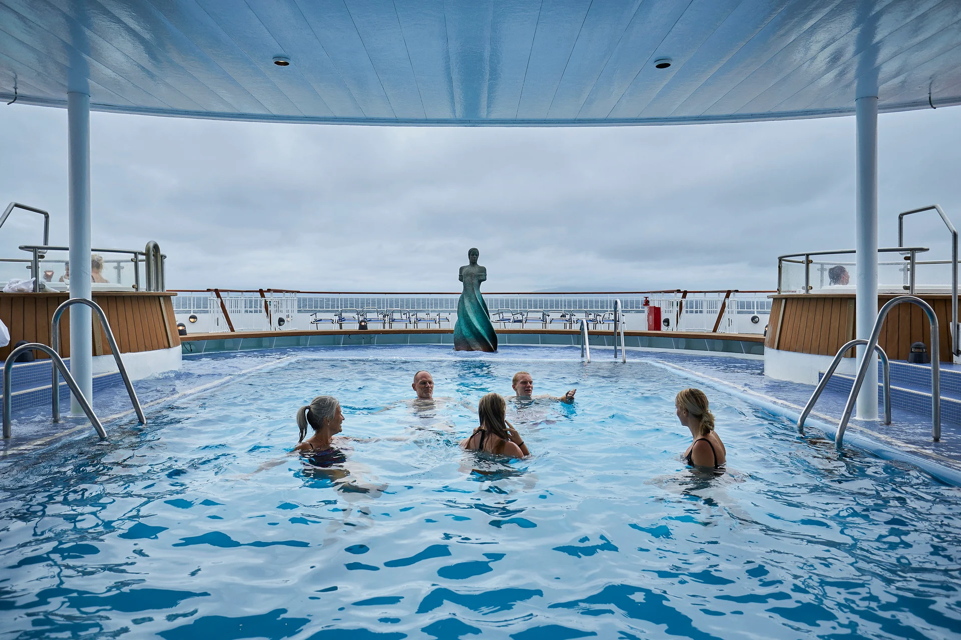 Nehmen Sie ein erfrischendes Bad im Außenpool von MS Finnmarken